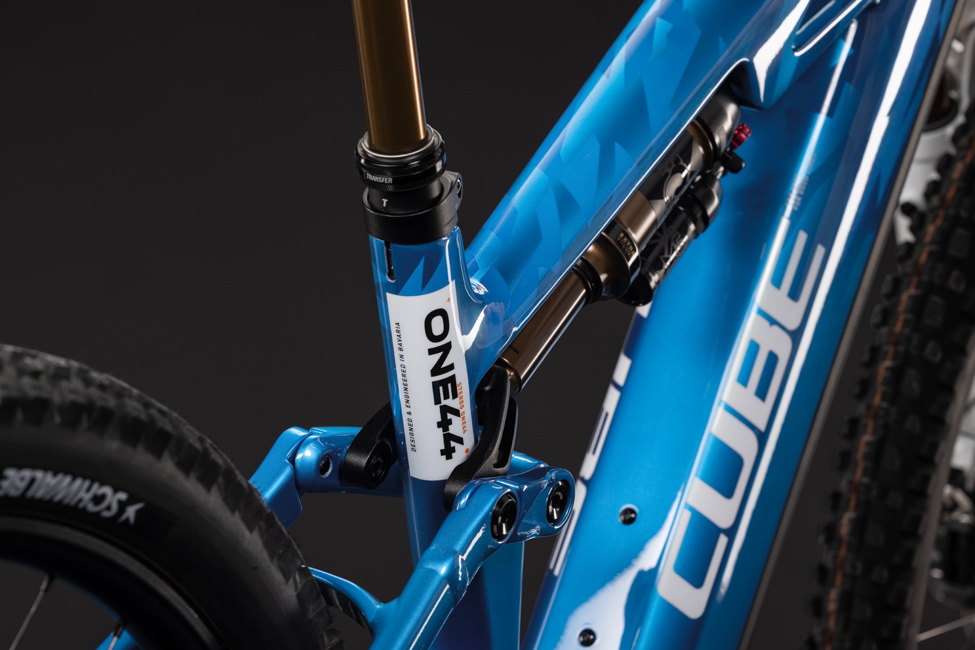 CUBE Stereo Hybrid ONE44 HPC AT 800 actionteam, blauer Carbonrahmen mit Dämpfer im Detail