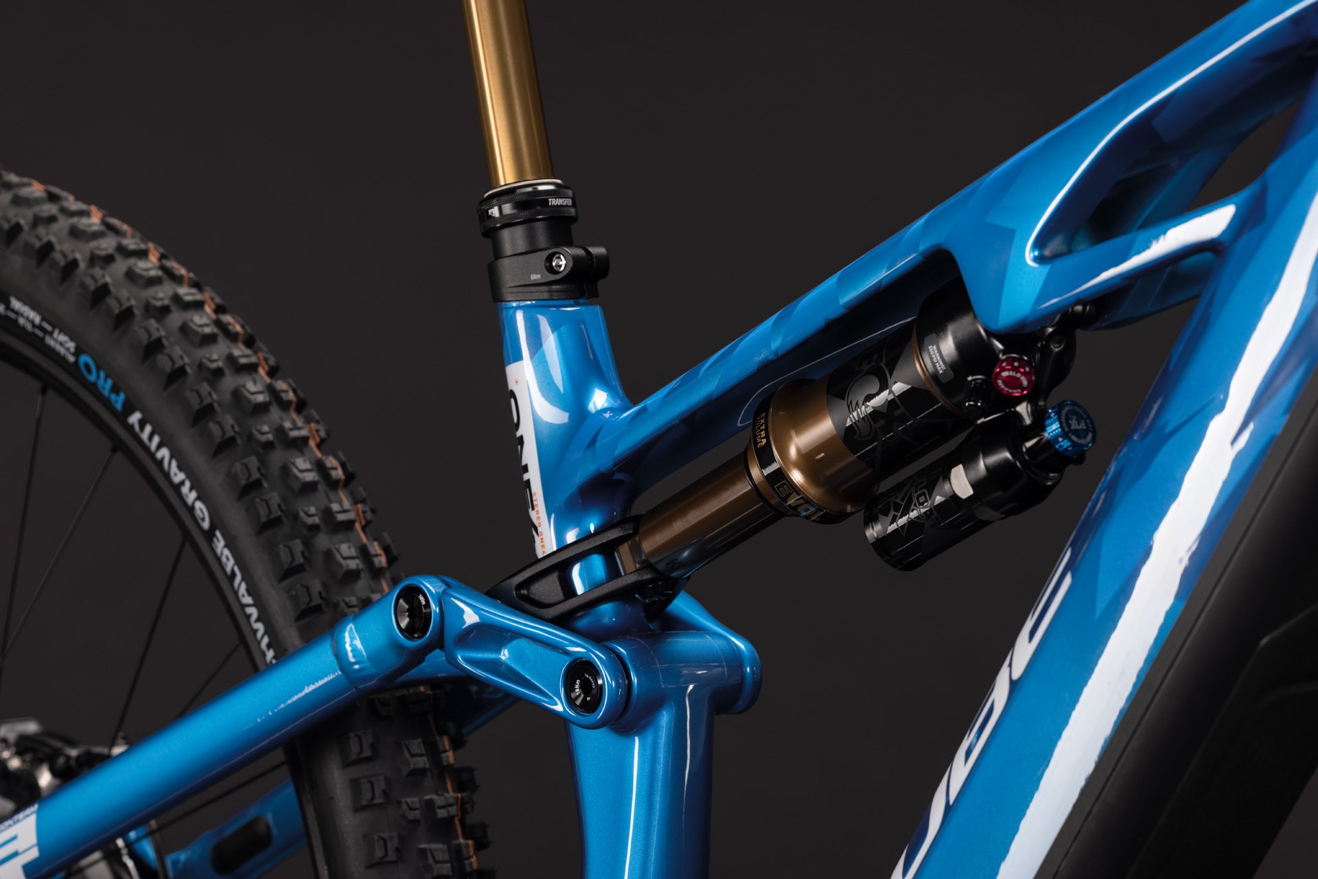 CUBE Stereo Hybrid ONE44 HPC AT 800 actionteam, Detailansicht Hinterbaudämpfer in Blau