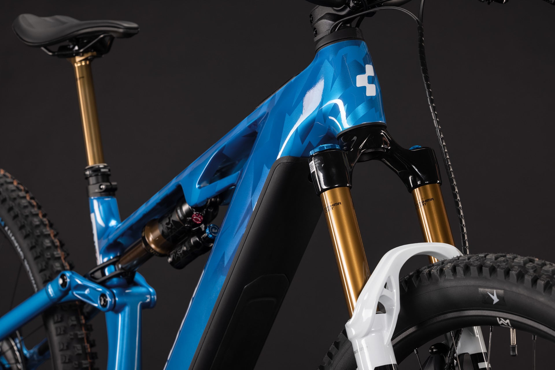 CUBE Stereo Hybrid ONE44 HPC AT 800 actionteam E-MTB, blauer Carbonrahmen im Detail