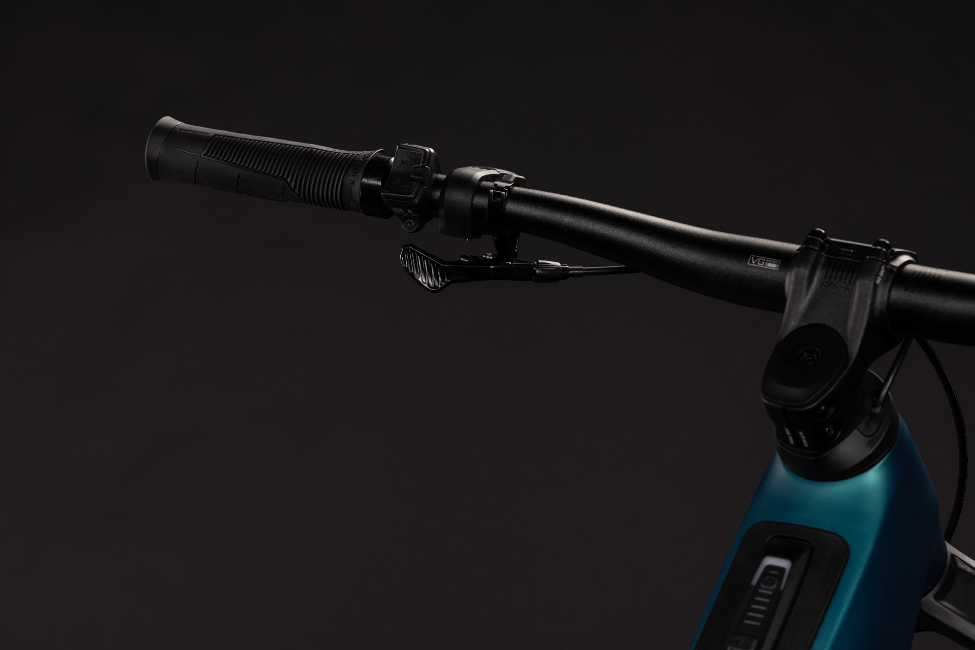 CUBE Stereo Hybrid ONE77 HPC Race 800 metallicpetrol'n'black, Lenkerdetail mit Griff und Hebel