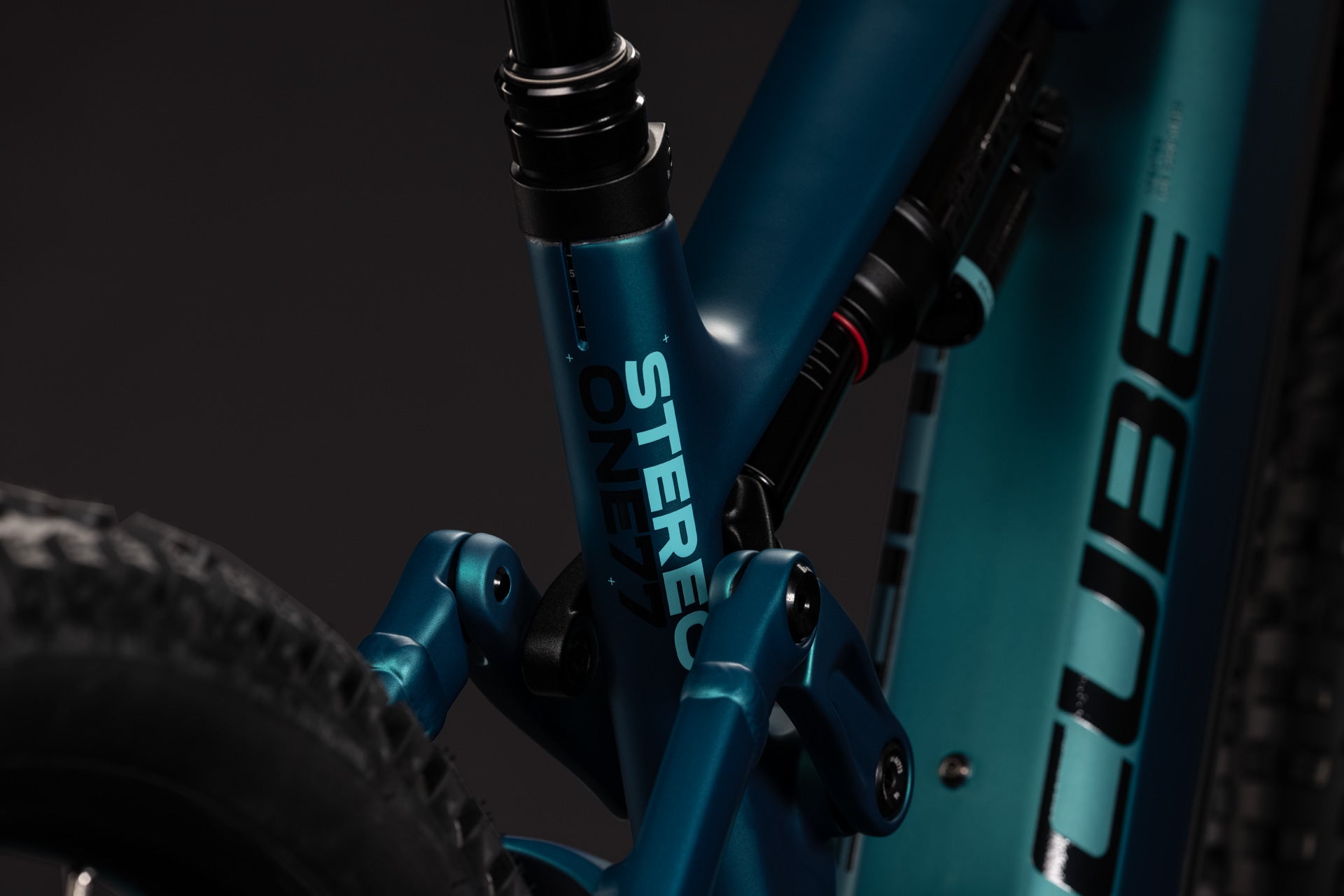 CUBE Stereo Hybrid ONE77 HPC Race 800 in metallicpetrol'n'black, Rahmen mit Dämpfer-Detail