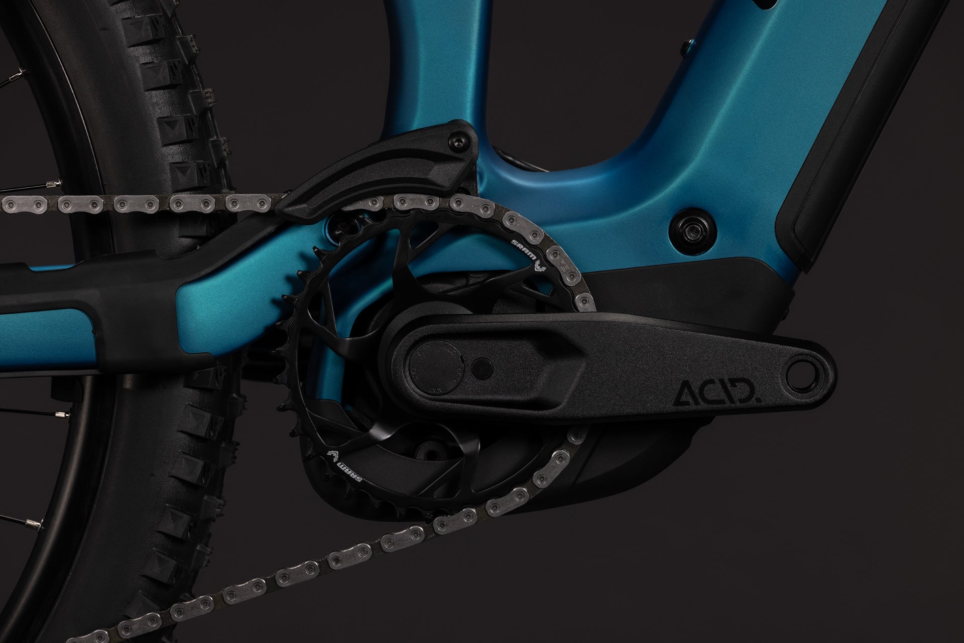 CUBE Stereo Hybrid ONE77 HPC Race 800 metallicpetrol'n'black, Detail von Motor und Kurbel
