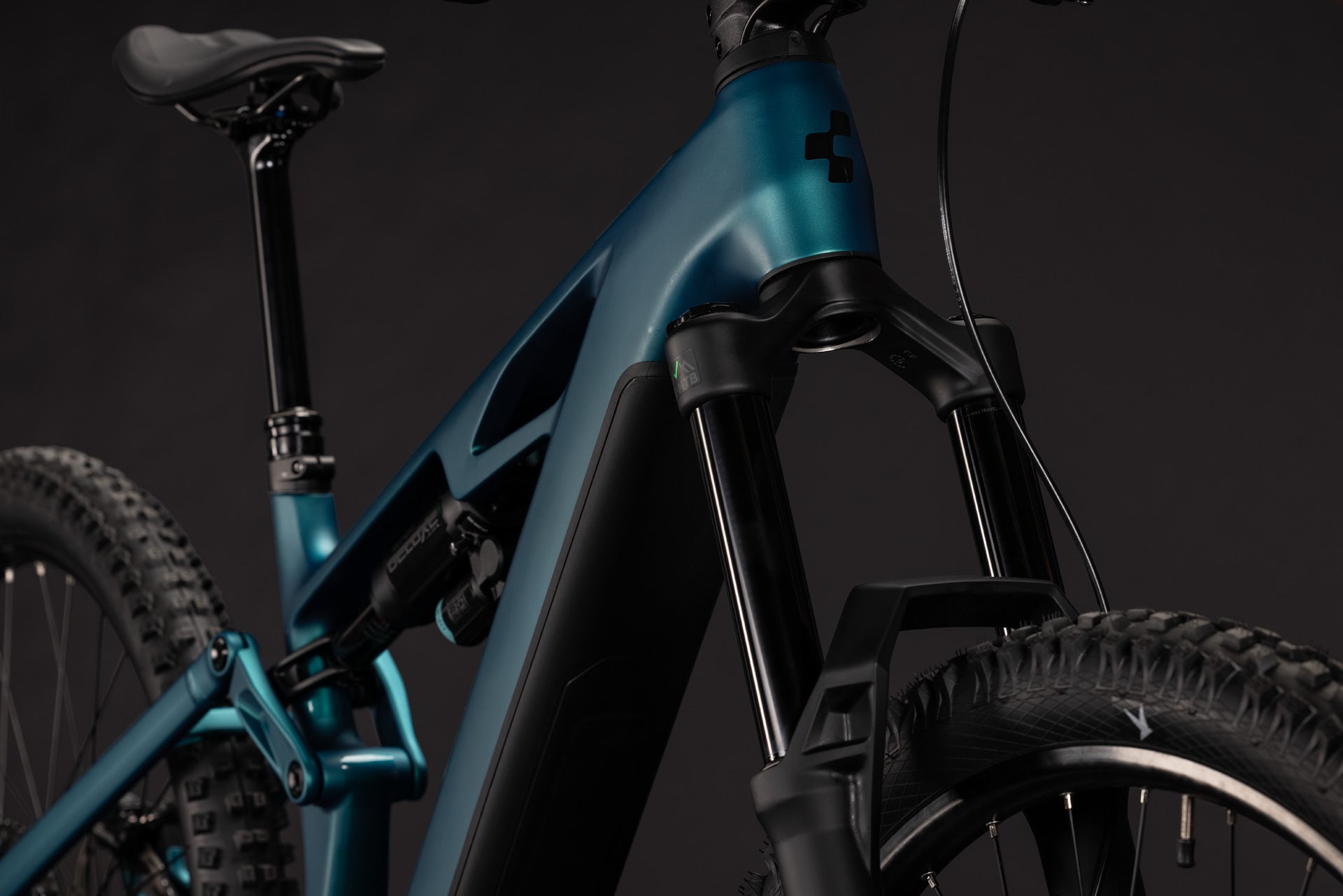 CUBE Stereo Hybrid ONE77 HPC Race 800 in metallicpetrol´n´black, Detail von Rahmen und Federgabel
