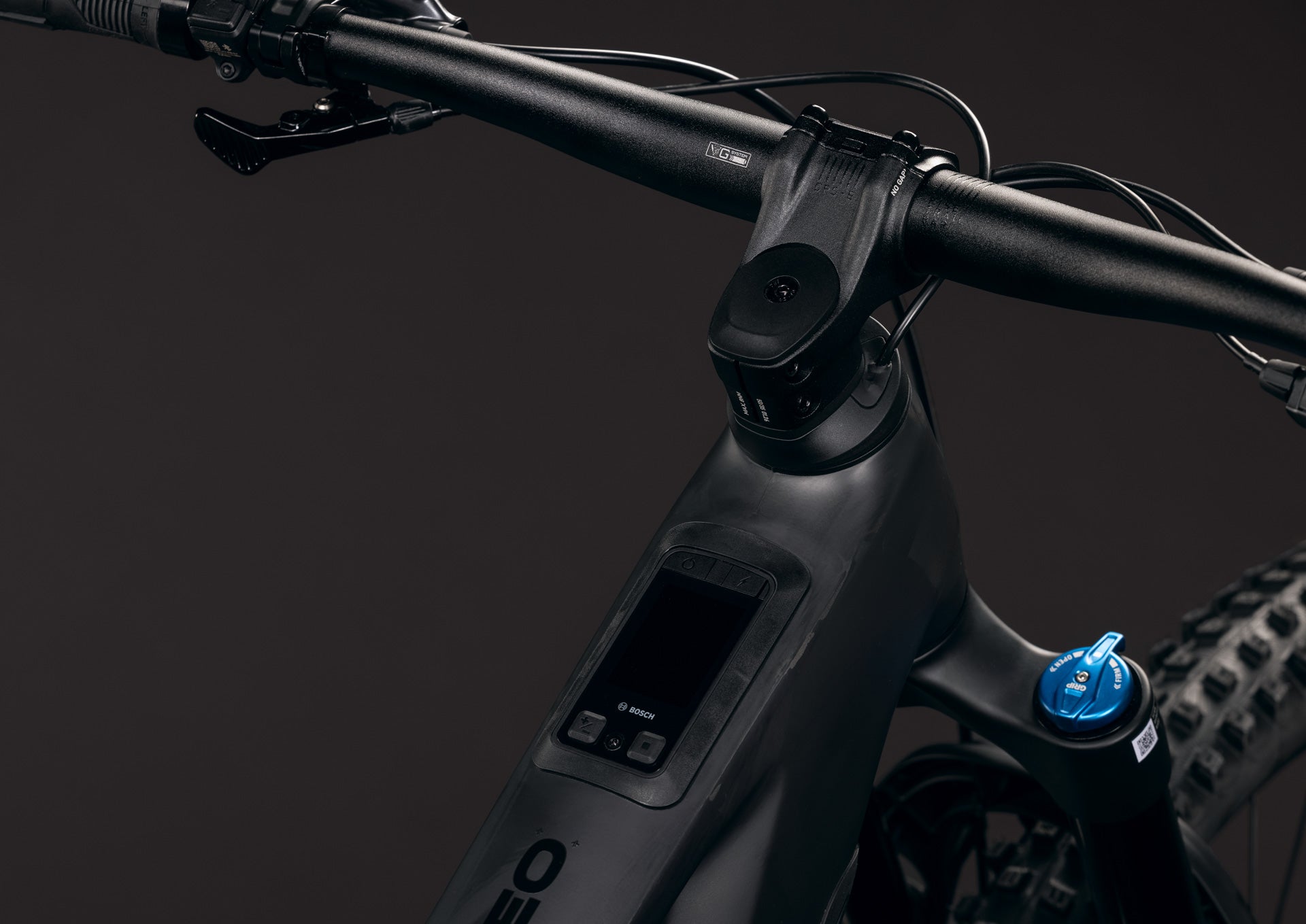 CUBE Stereo Hybrid ONE77 HPC SLX 800 blackline – Cockpit mit Lenker und Bosch-Display