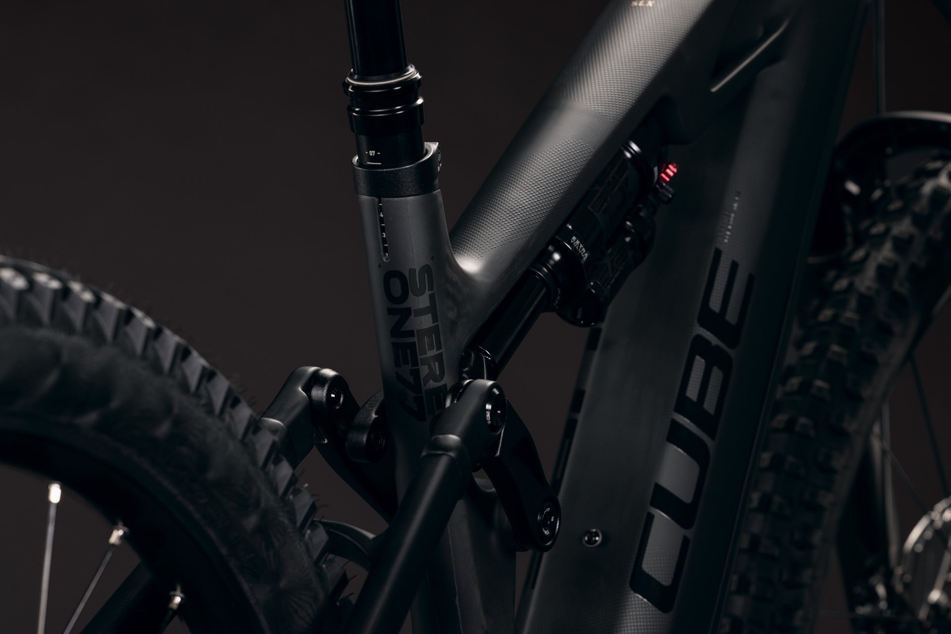 CUBE Stereo Hybrid ONE77 HPC SLX 800 blackline, Detail von Rahmen und Hinterbaudämpfer
