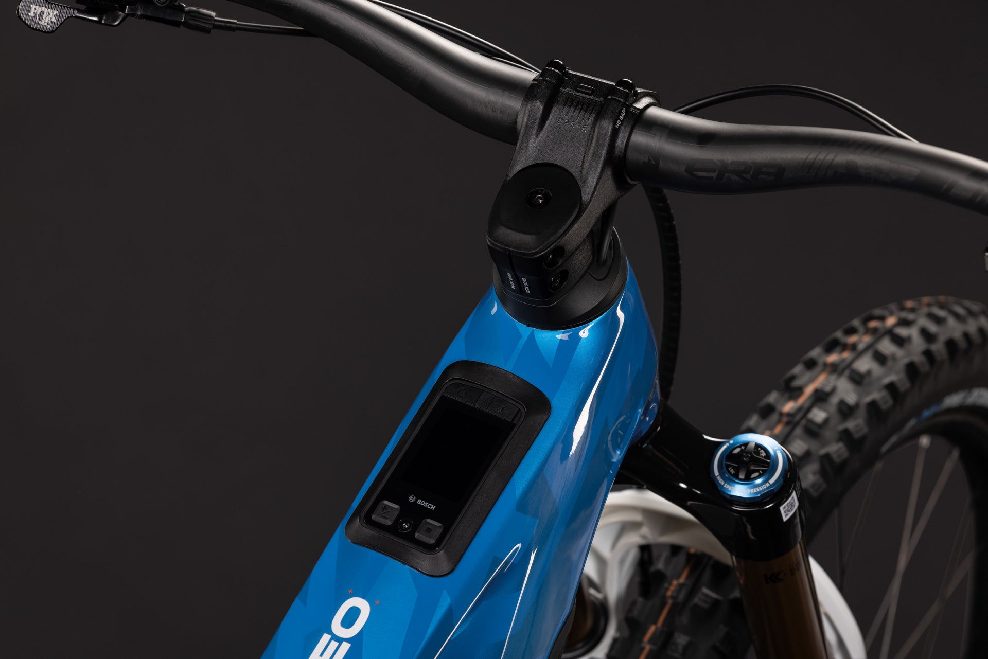 CUBE Stereo Hybrid ONE77 HPC AT 800 actionteam, Cockpit und Oberrohr in Blau, Detailansicht