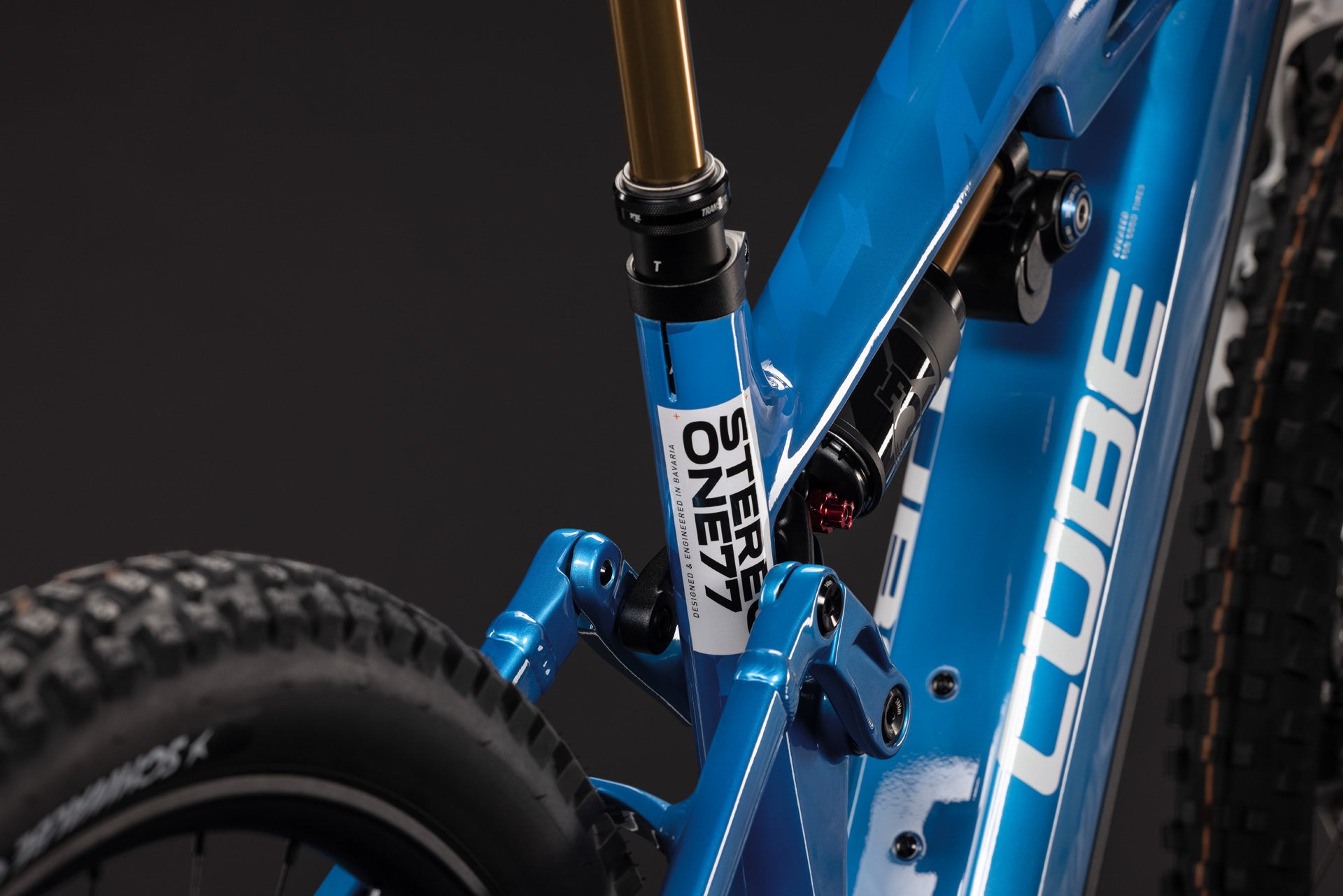 CUBE Stereo Hybrid ONE77 HPC AT 800 actionteam, Detail von Hinterbau und Dämpfer in Blau