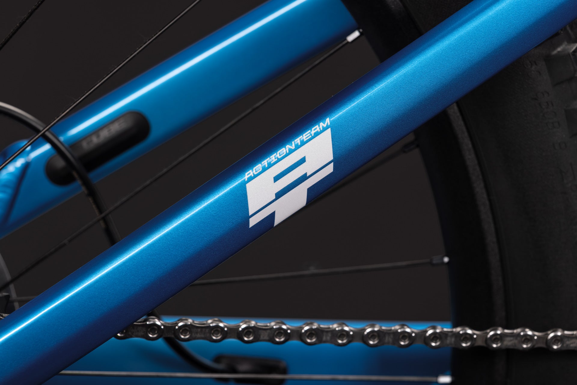 CUBE Stereo Hybrid ONE77 HPC AT 800 actionteam, blauer Rahmen mit Logo und Kette
