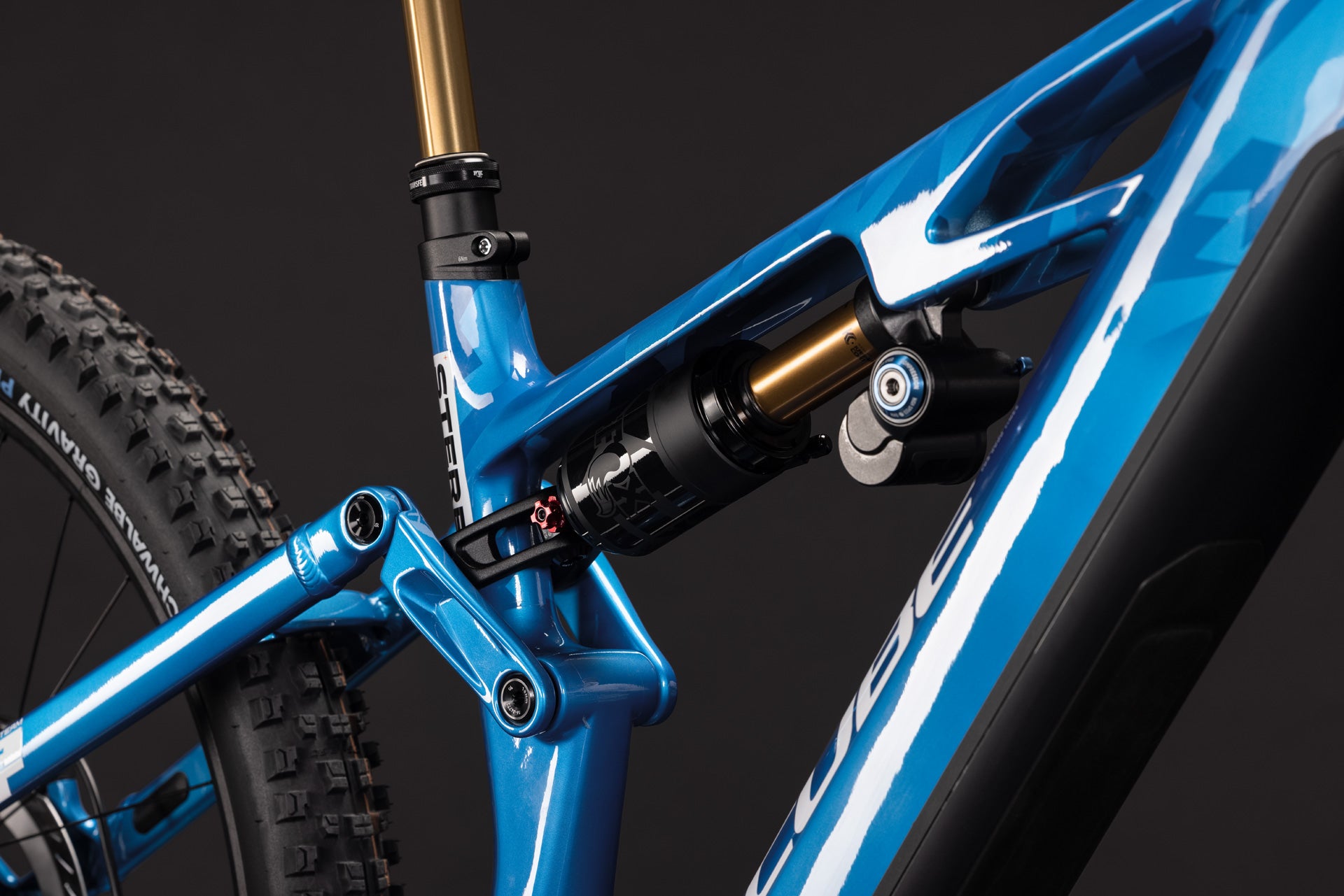 CUBE Stereo Hybrid ONE77 HPC AT 800 actionteam, Detail Federung und Carbonrahmen in Blau