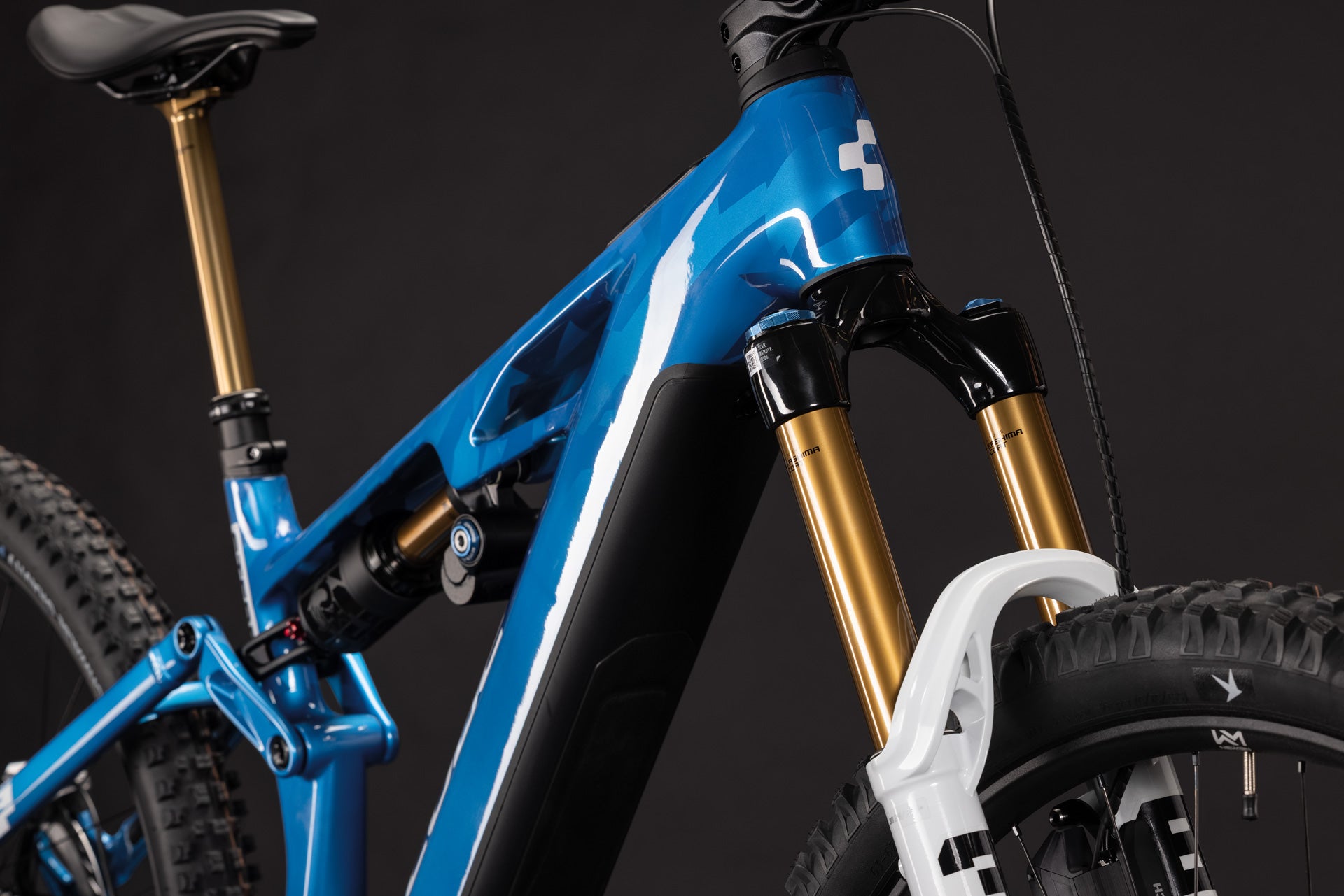 CUBE Stereo Hybrid ONE77 HPC AT 800 actionteam, blaues E-MTB mit Federgabel im Detail