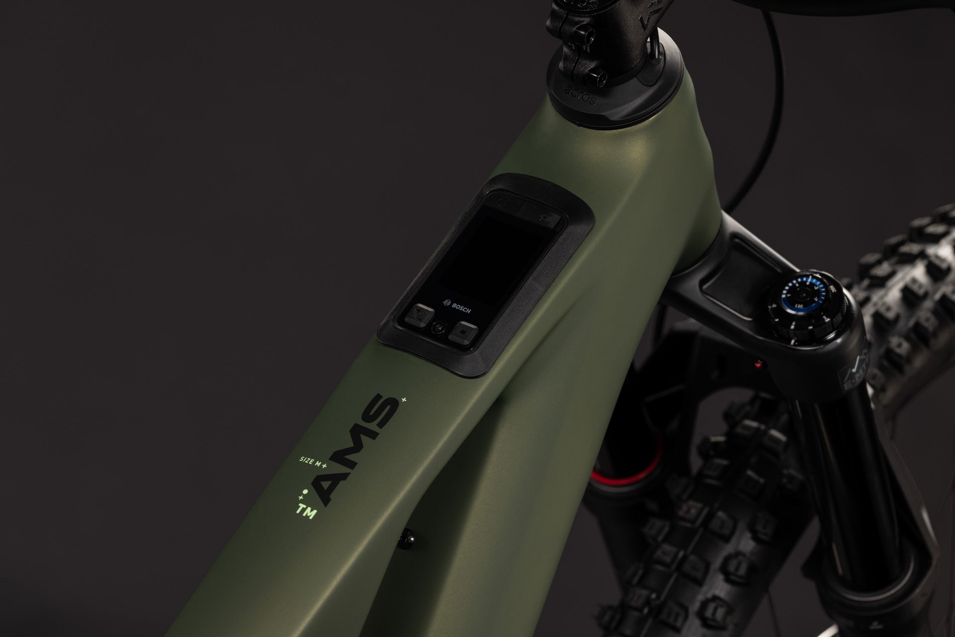 CUBE AMS Hybrid 177 C:62 TM 600X in reedgreen’n’gills, Detail von Oberrohr und Display