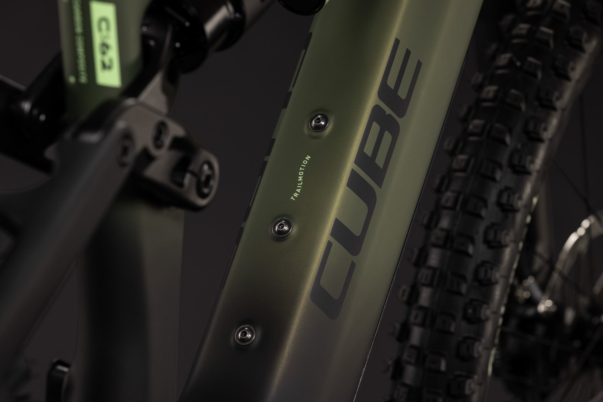 CUBE AMS Hybrid 177 C:62 TM 600X in reedgreen’n’gills, Detail vom Unterrohr und Reifen