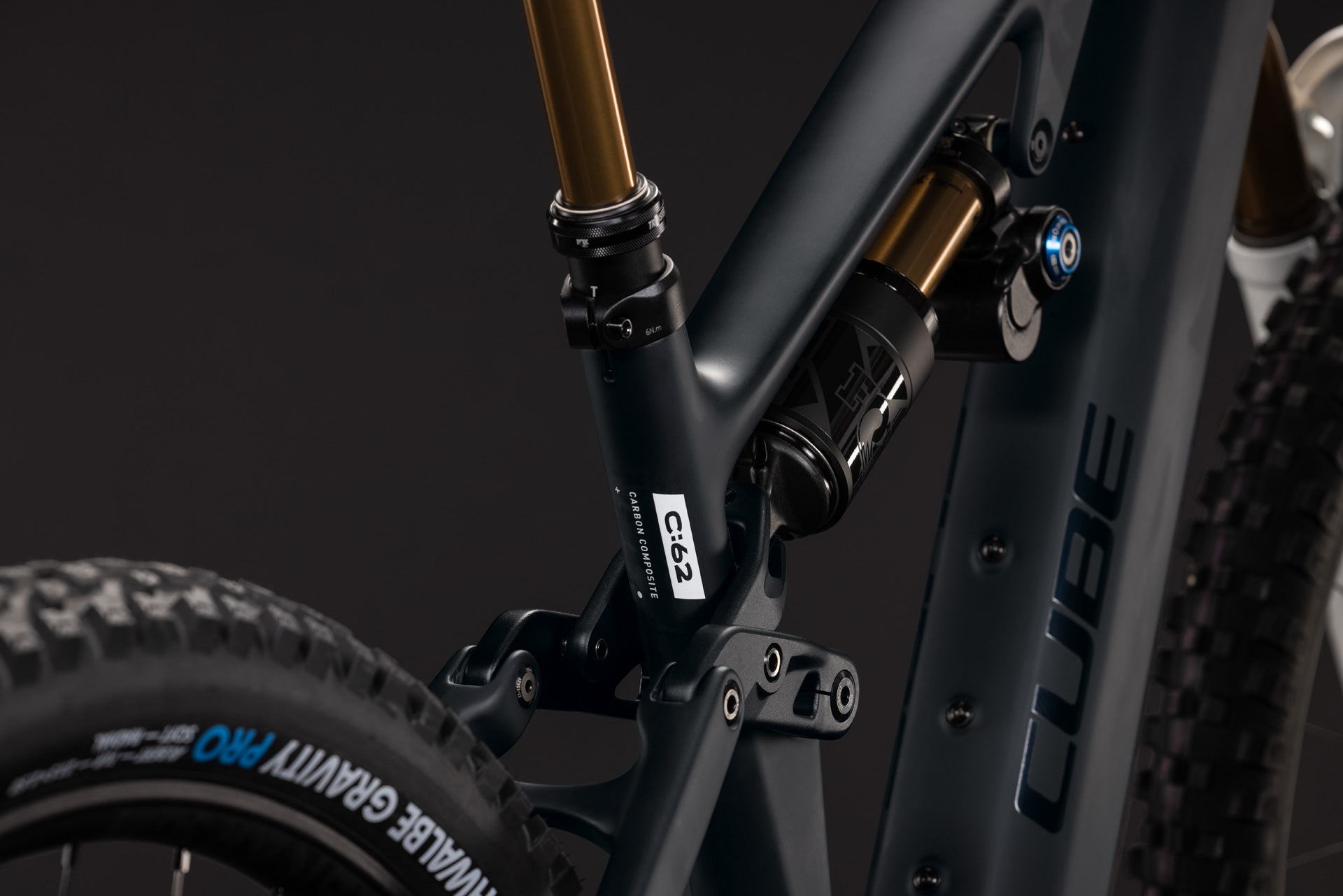 CUBE AMS Hybrid 177 C:62 AT 600X carbon´n´white, Detail von Carbonrahmen und Dämpfer