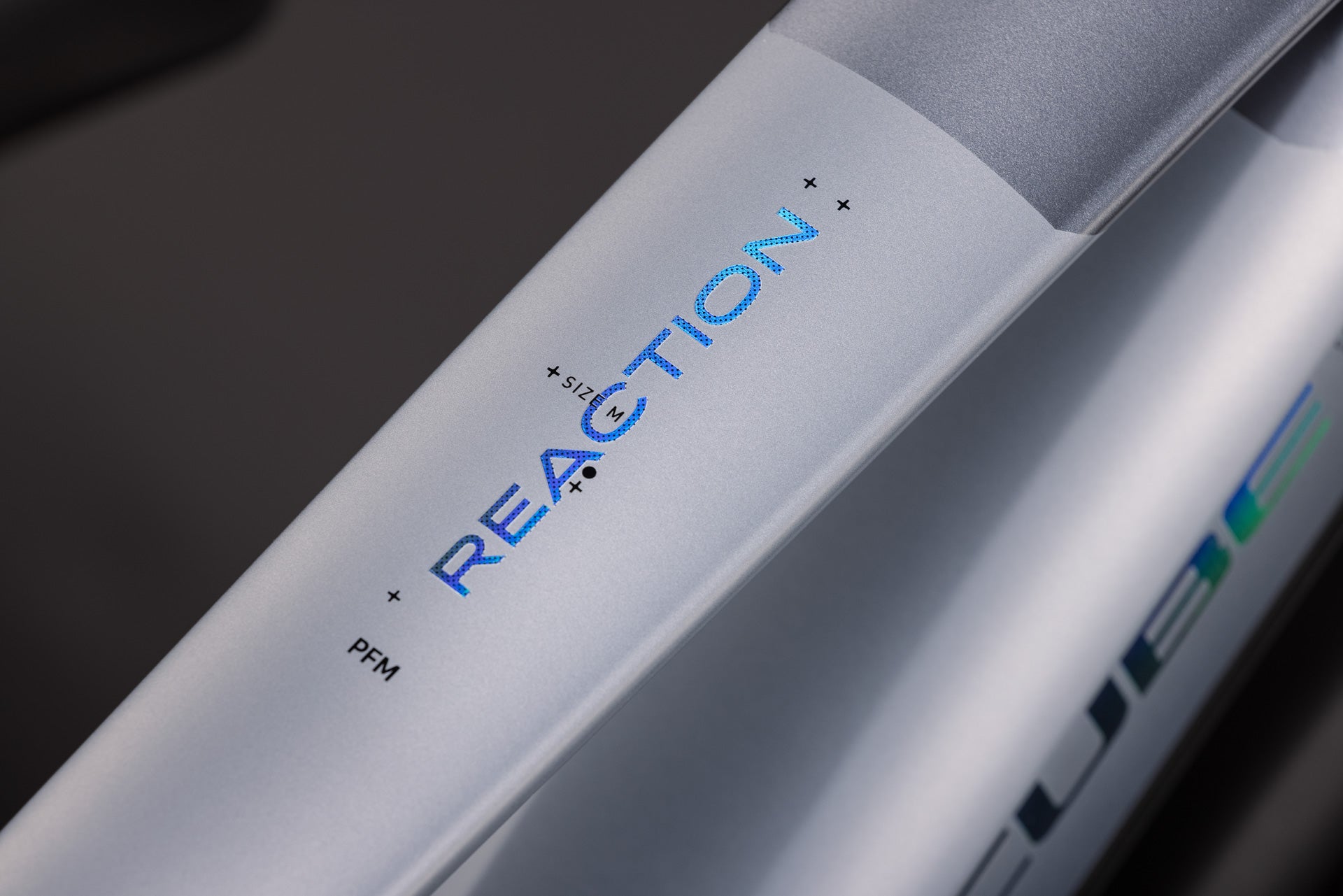 CUBE Reaction Hybrid Performance 720 FE in ashgrey´n´prism, Produktdetail der Rahmenbeschriftung