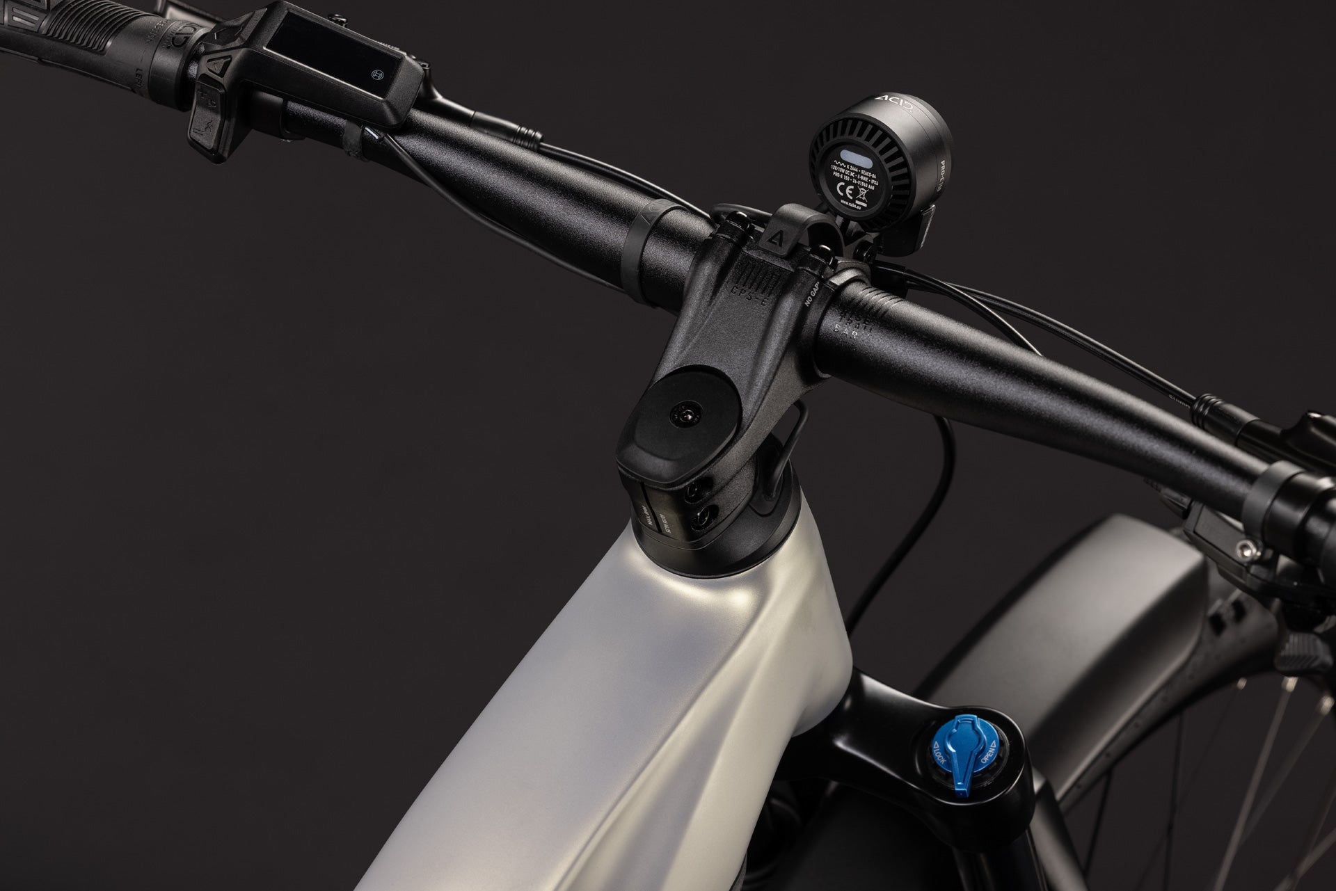 CUBE Reaction Hybrid ONE 720 FE in pearlsilver’n’chrome, Detailansicht des Cockpits