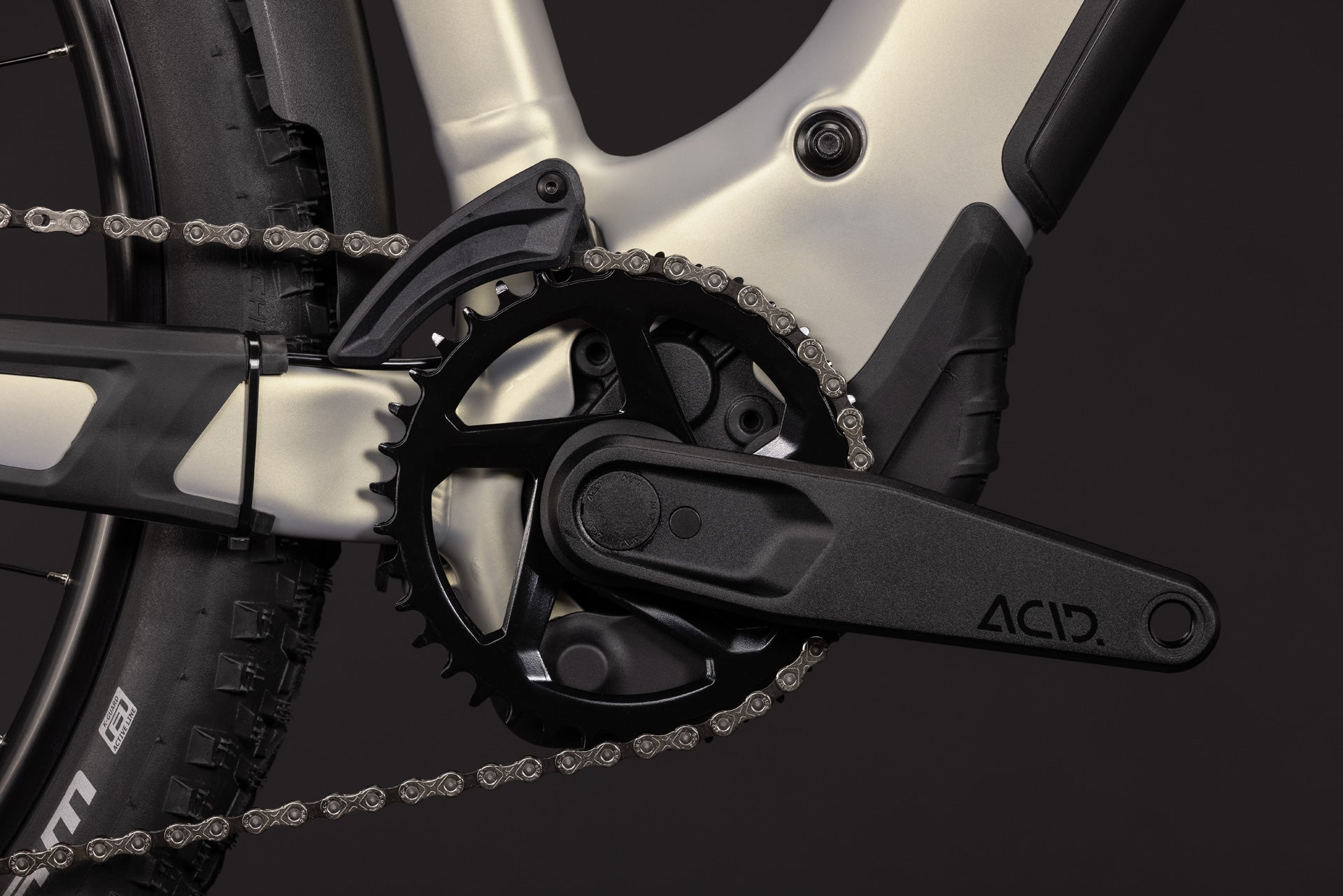 CUBE Reaction Hybrid ONE 720 FE pearlsilver'n'chrome mit Antrieb und Kette im Detail