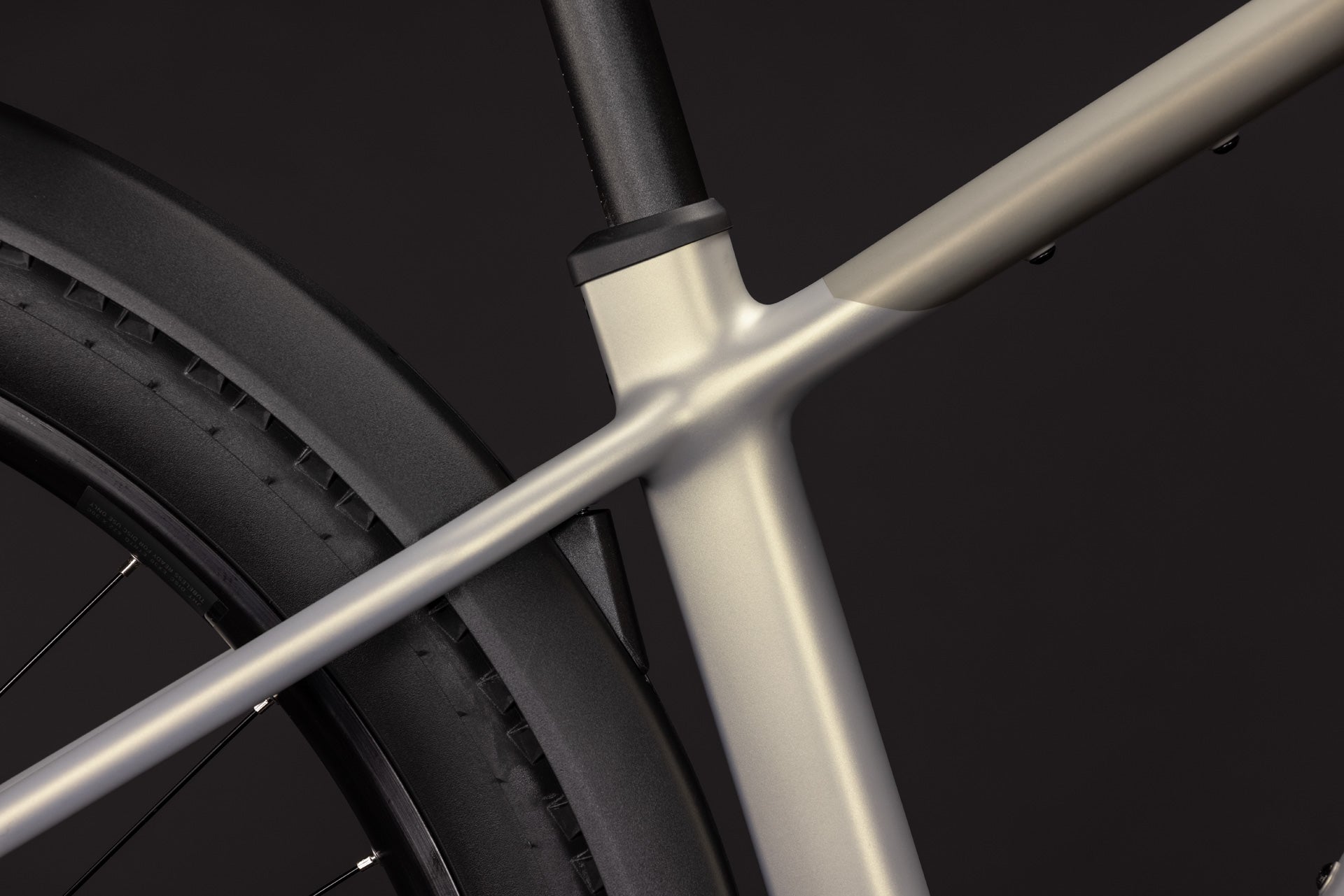 CUBE Reaction Hybrid ONE 720 FE in Pearlsilver’n’Chrome, Rahmen-Detailansicht