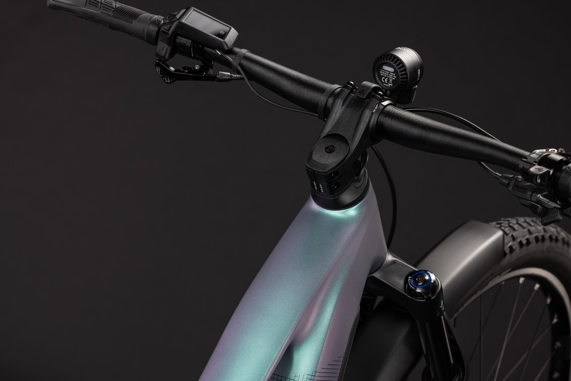 CUBE Reaction Hybrid Pro 800 FE polarlight´n´black E-Bike Detailansicht Lenker und Rahmen