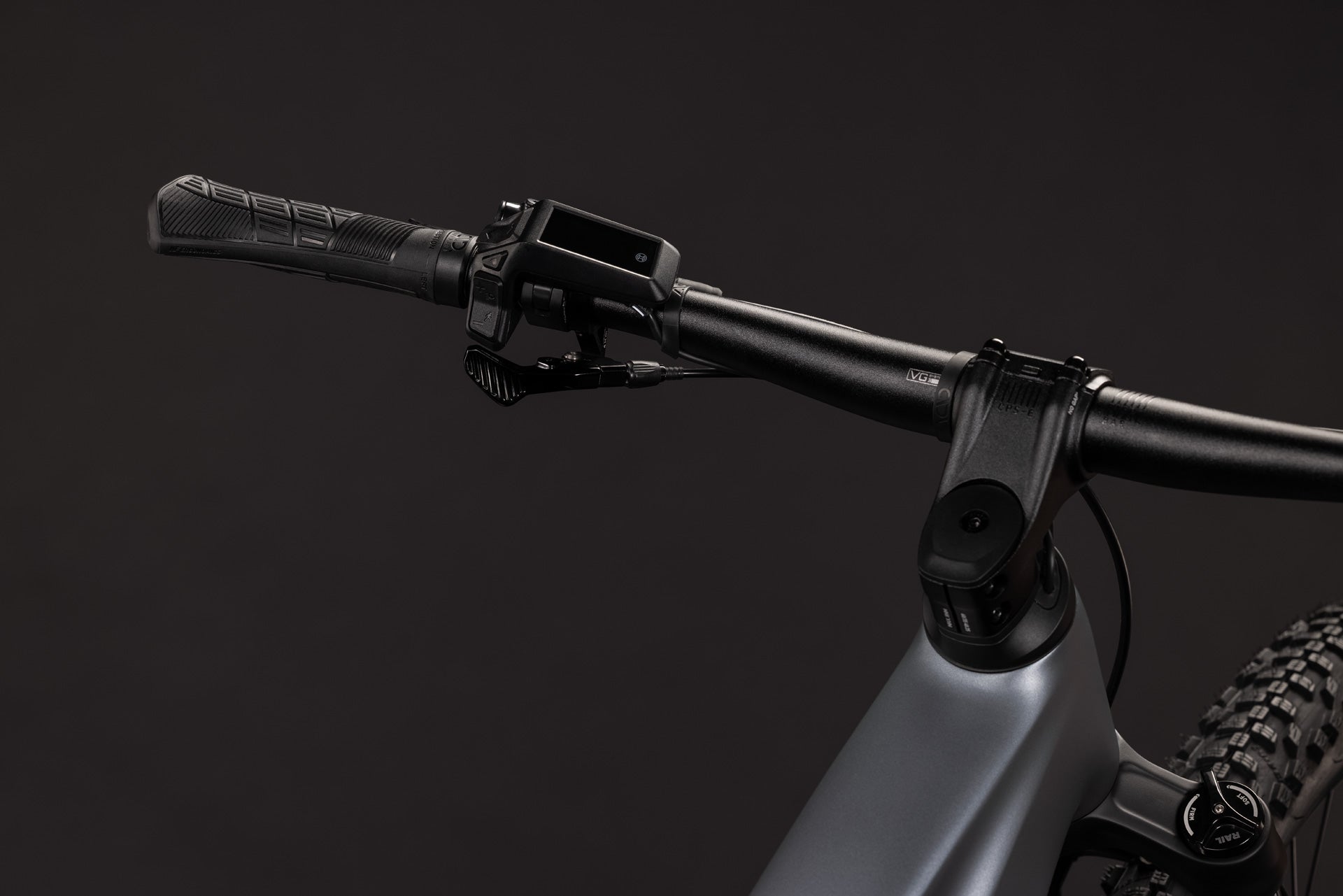 CUBE Reaction Hybrid Race 800 in slabgrey´n´chrome, Produktdetail am Lenker