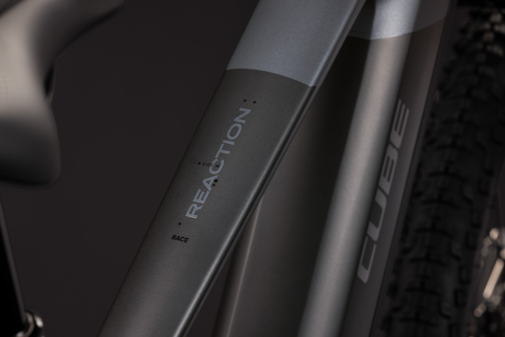 CUBE Reaction Hybrid Race 800 in slabgrey und chrome, Detailaufnahme des Rahmens