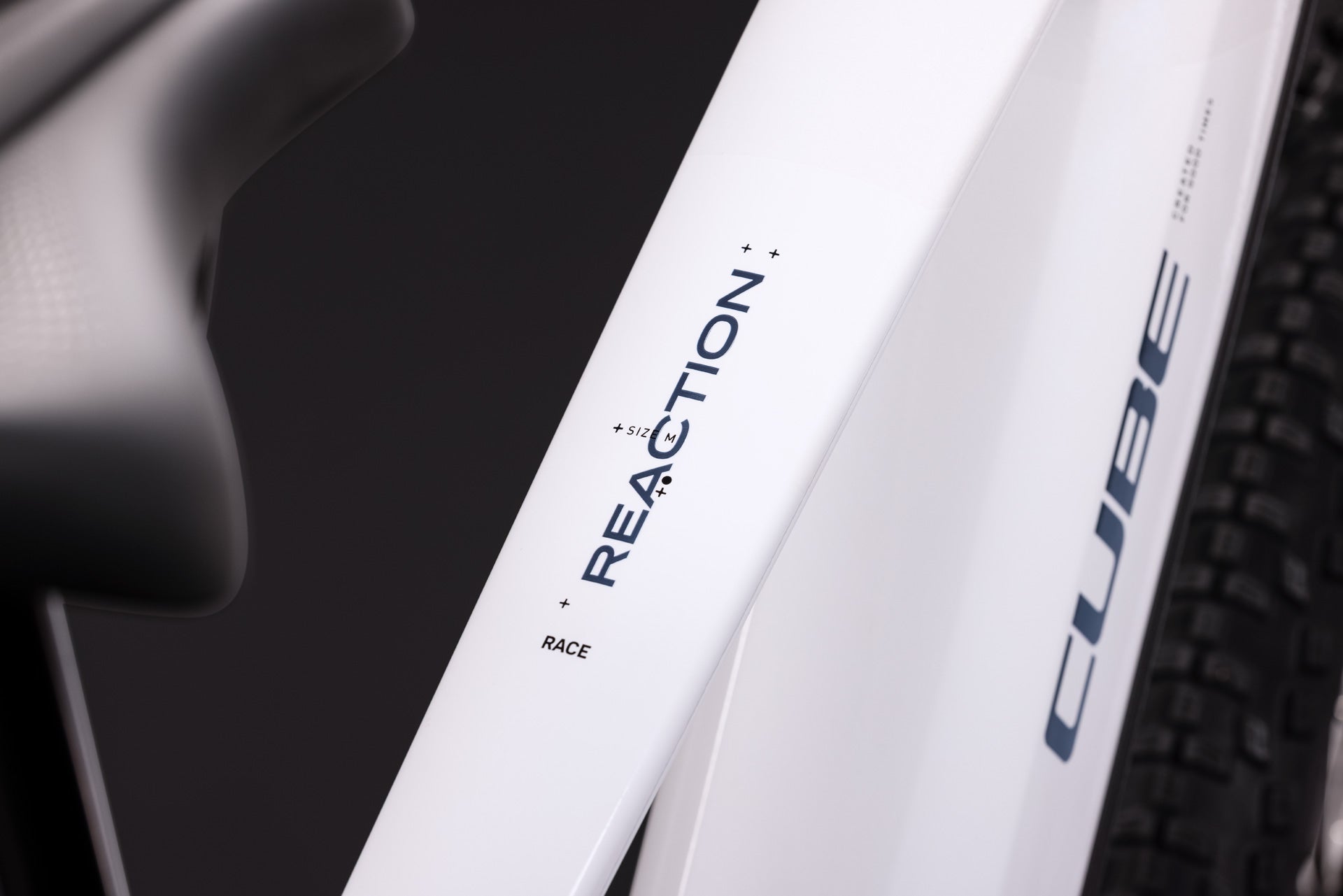 CUBE Reaction Hybrid Race 800 snow´n´black.