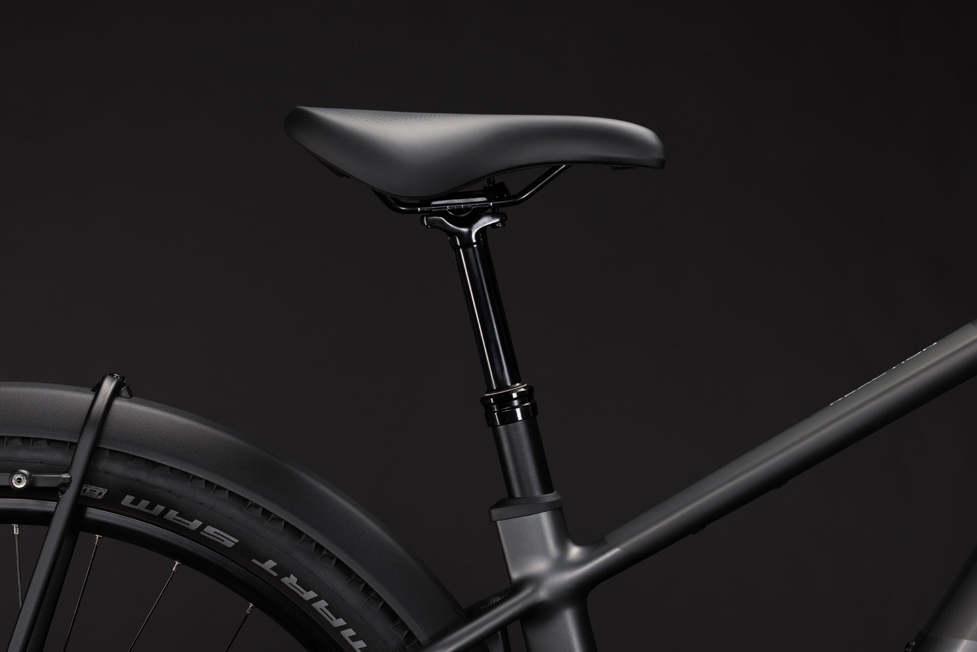 CUBE Reaction Hybrid Race 800 FE in slabgrey'n'chrome, Detail von Sattel und Rahmen
