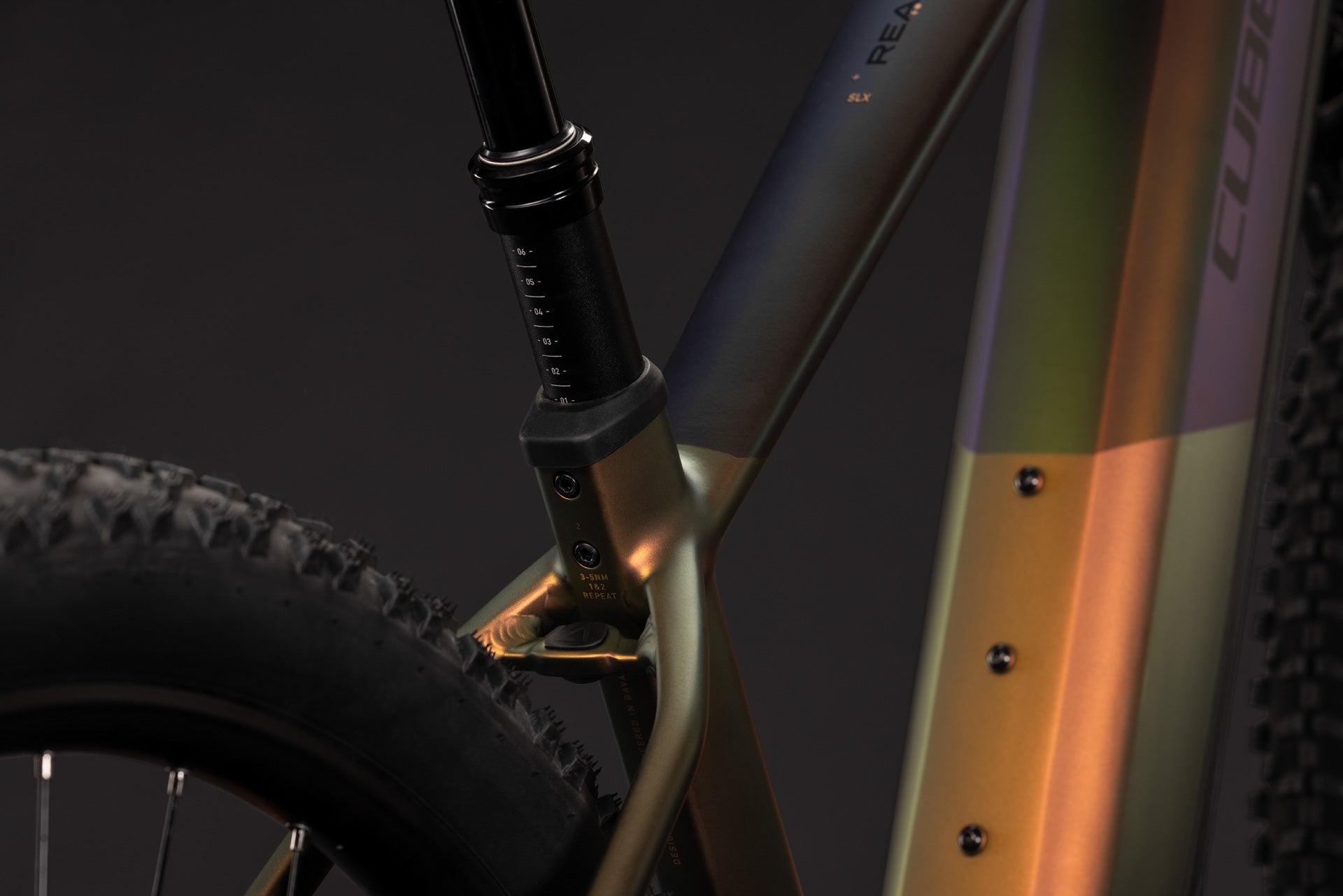 CUBE Reaction Hybrid SLX 800 autumn´n´black, Sitzrohrdetail mit Hinterrad und Sattelstütze