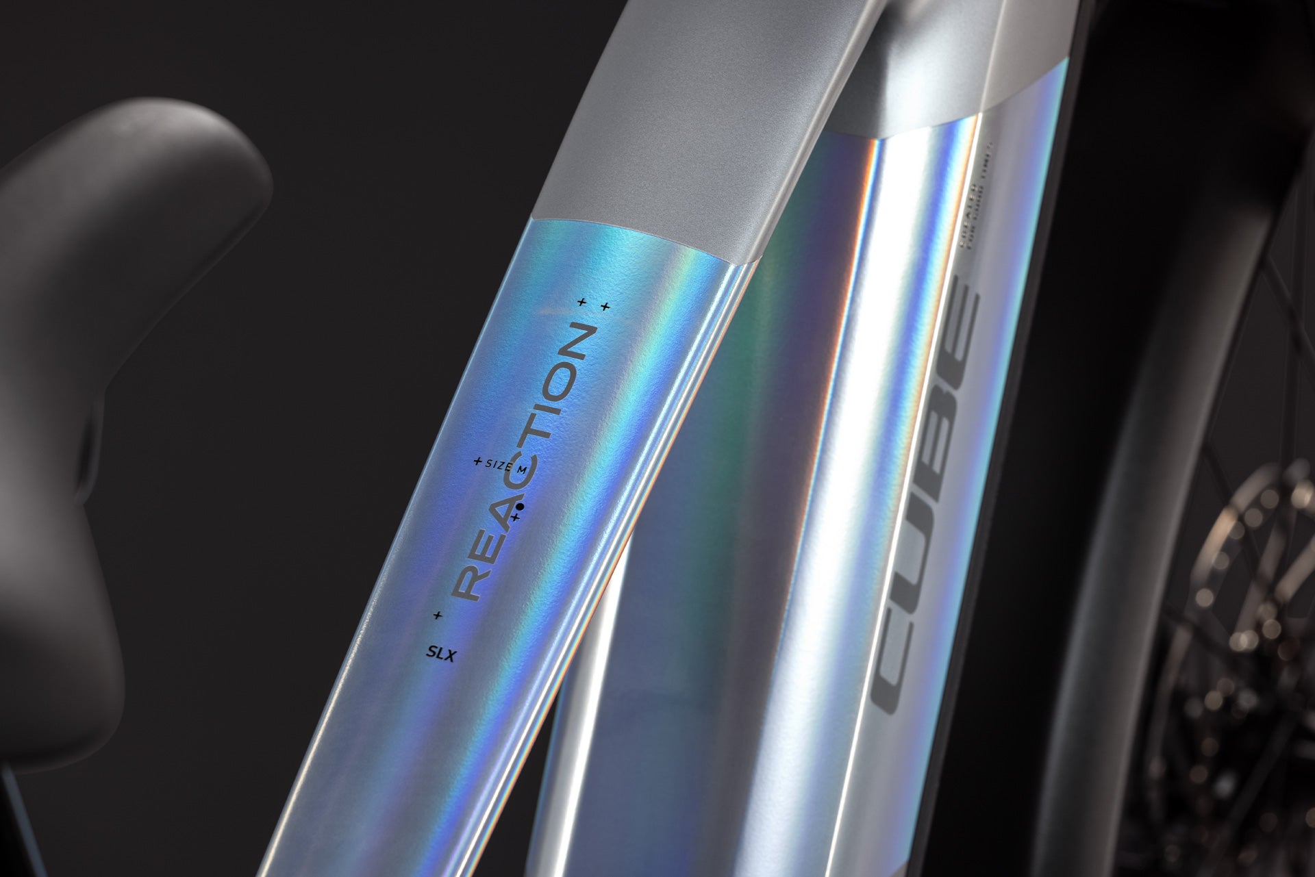 CUBE Reaction Hybrid SLX 800 FE platinum´n´reflex, Detailansicht von Rahmen und Sattel
