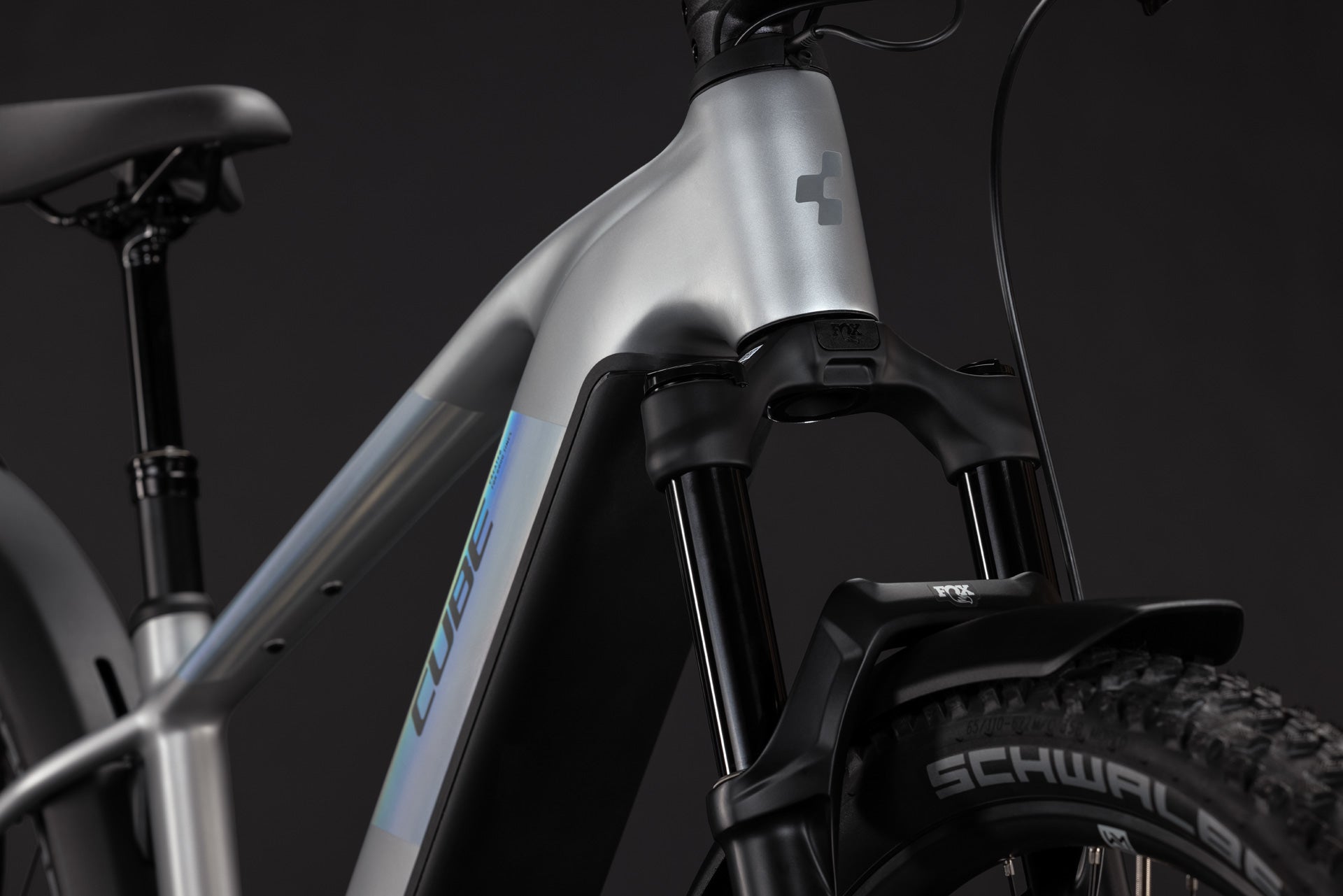 CUBE Reaction Hybrid SLX 800 FE in platinum´n´reflex, Detail von Rahmen und Federgabel