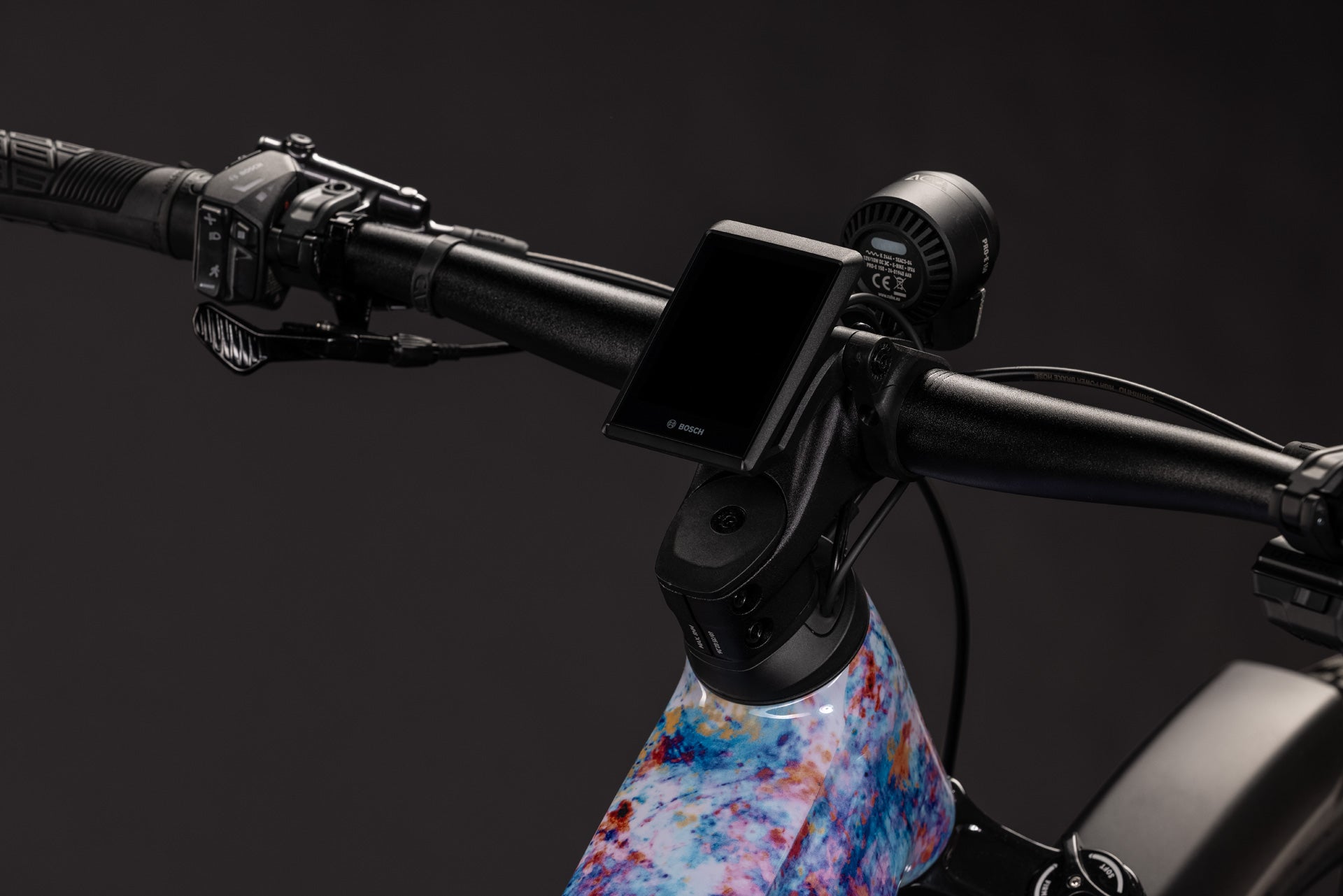 Lenkerdetail des CUBE Reaction Hybrid SLX 800 FE artline mit Bosch-Display und Frontlicht