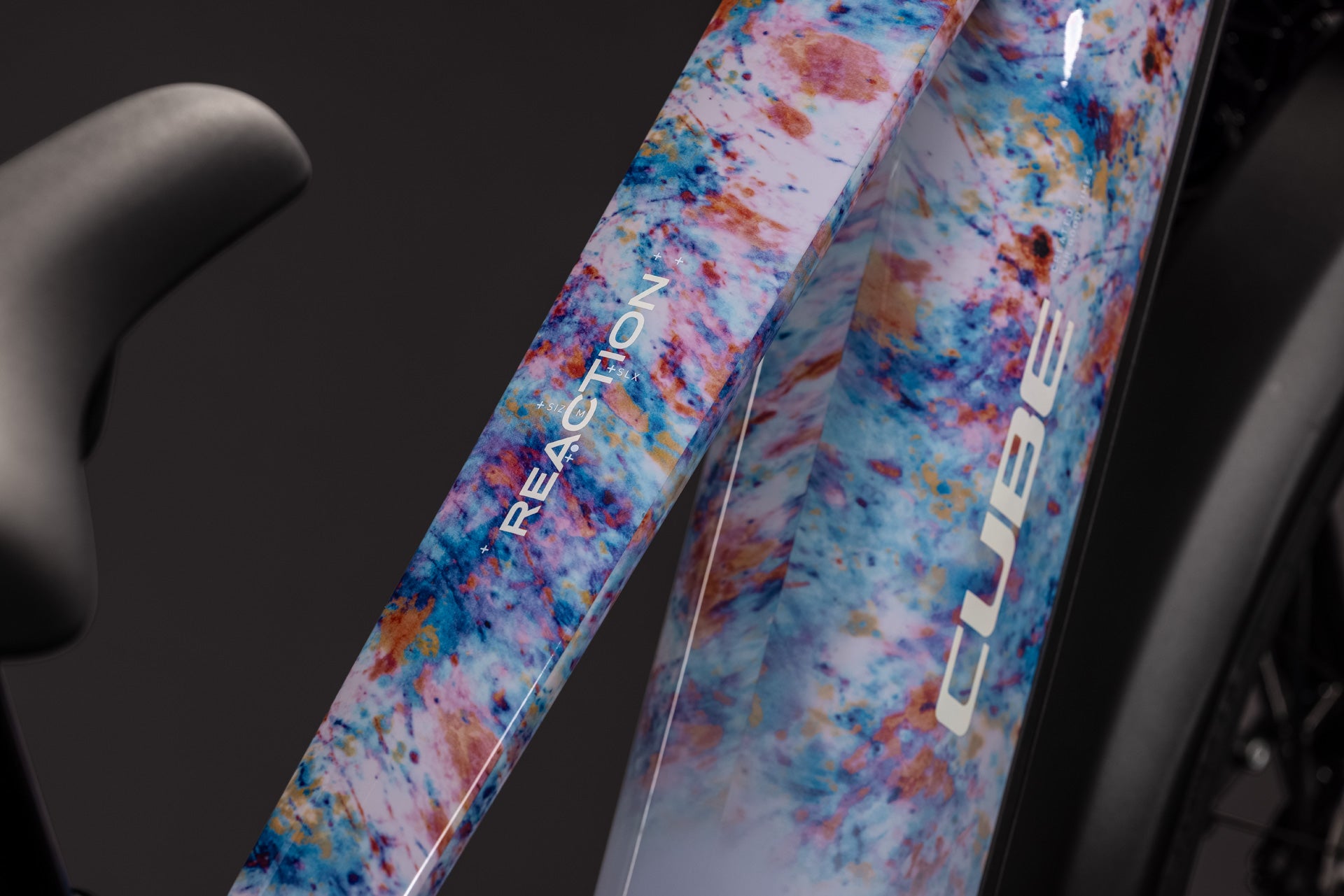 CUBE Reaction Hybrid SLX 800 FE artline mit farbigem Rahmen-Detail und CUBE Logo