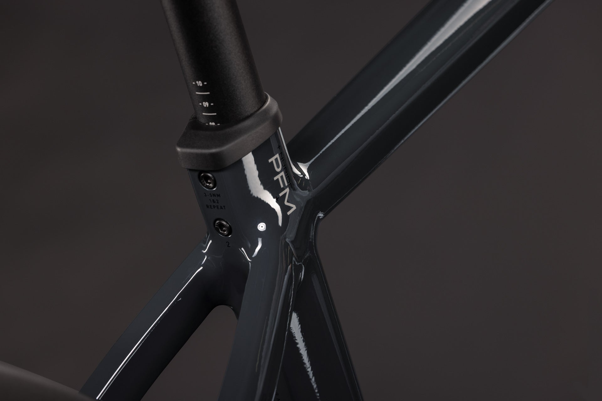 CUBE Nuride Hybrid Performance 720 in Shadowgrey und Grey, Detail des Rahmenbereichs