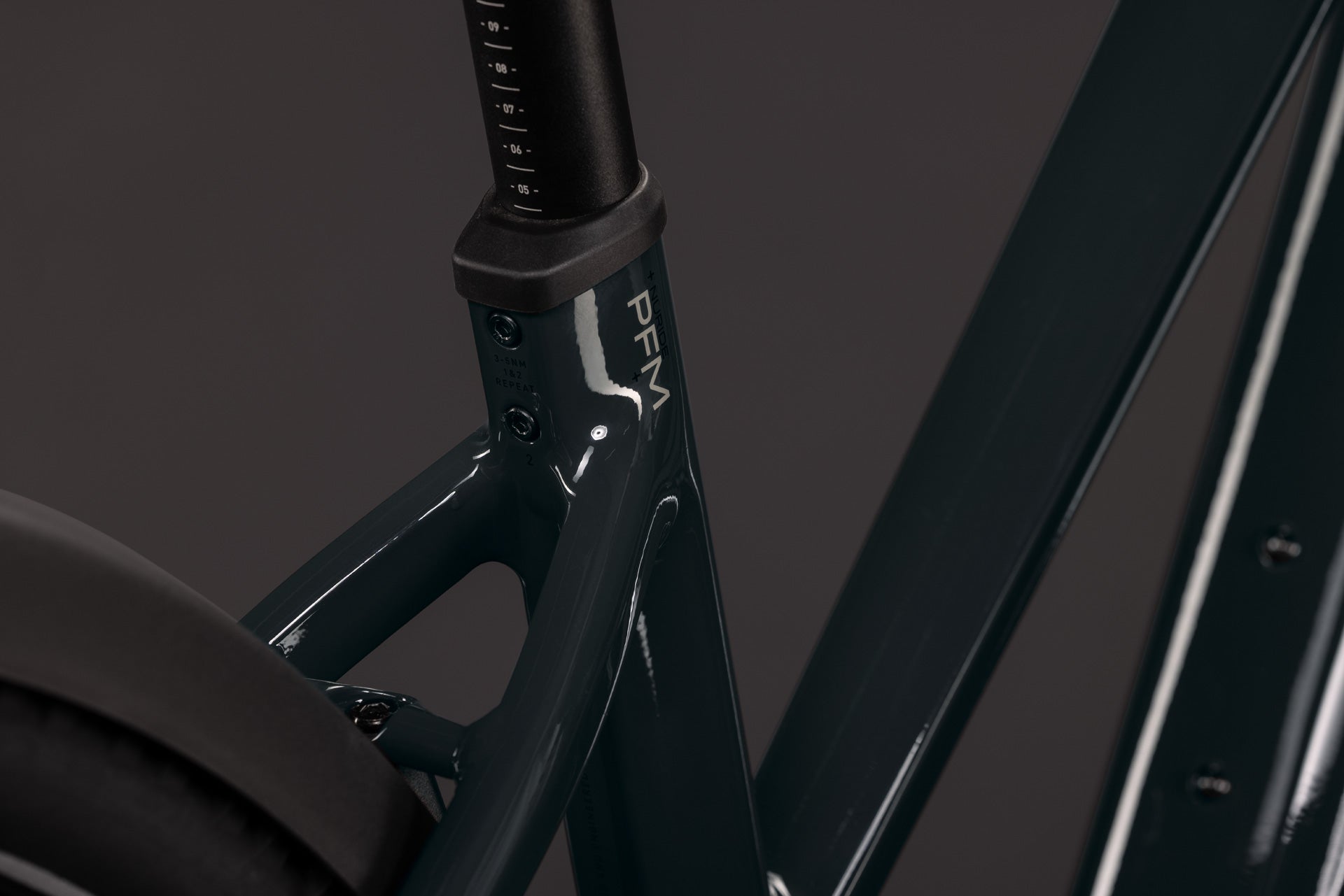 CUBE Nuride Hybrid Performance 720 in Shadowgrey und Grau, Detailansicht des Rahmens