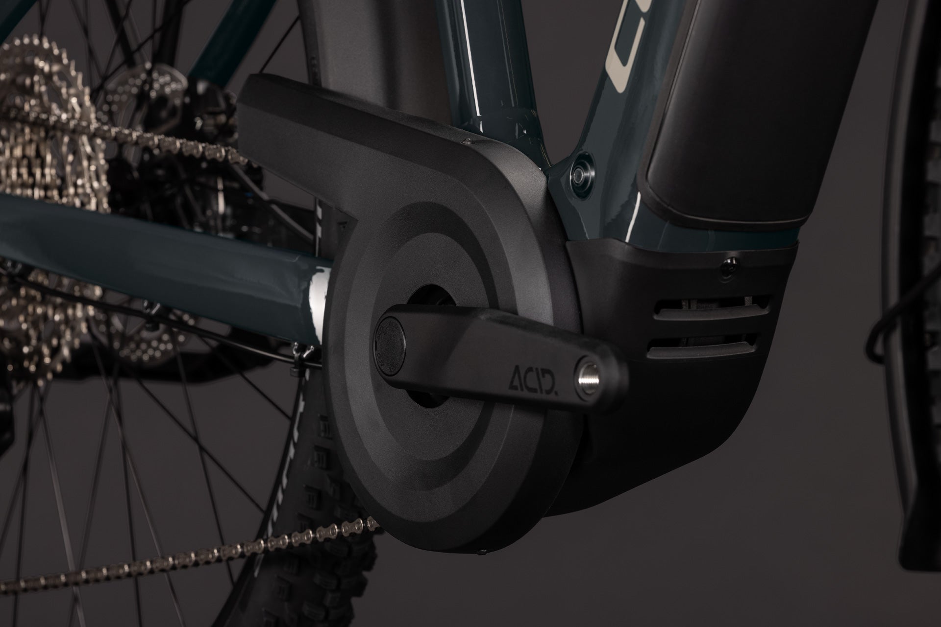 CUBE Nuride Hybrid Performance 720 in shadowgrey´n´grey mit Bosch-Antrieb detalnah