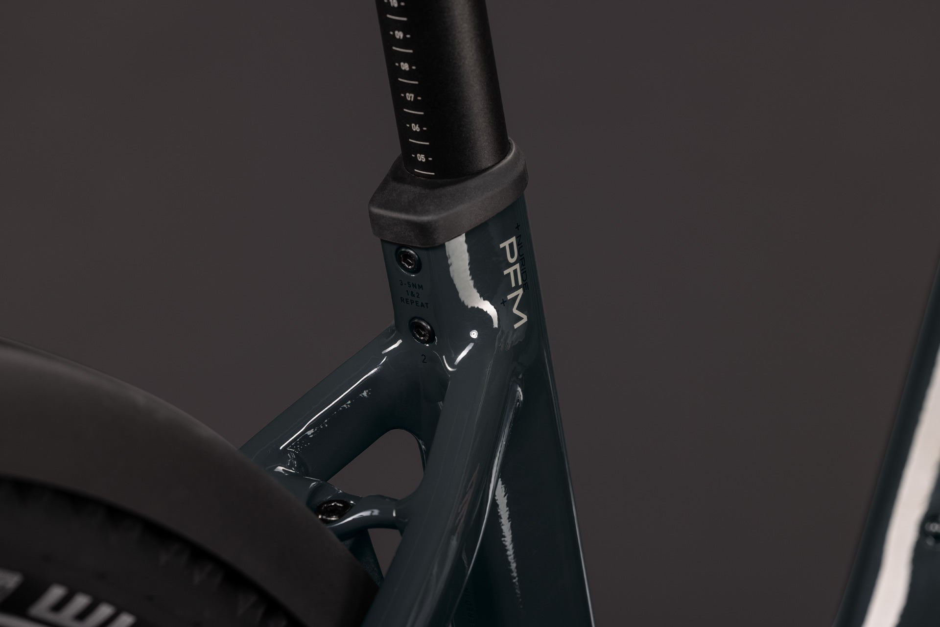CUBE Nuride Hybrid Performance 720 in shadowgrey´n´grey, Detailansicht Rahmen und Sattelrohr