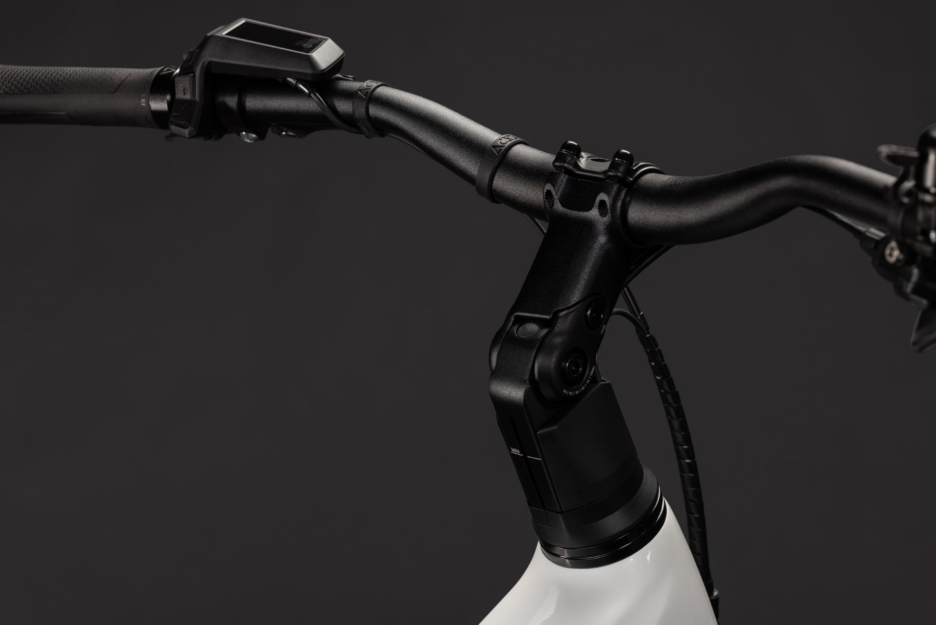 CUBE Nuride Hybrid Performance 720 in metallicwhite´n´grey, Detailansicht des Cockpits