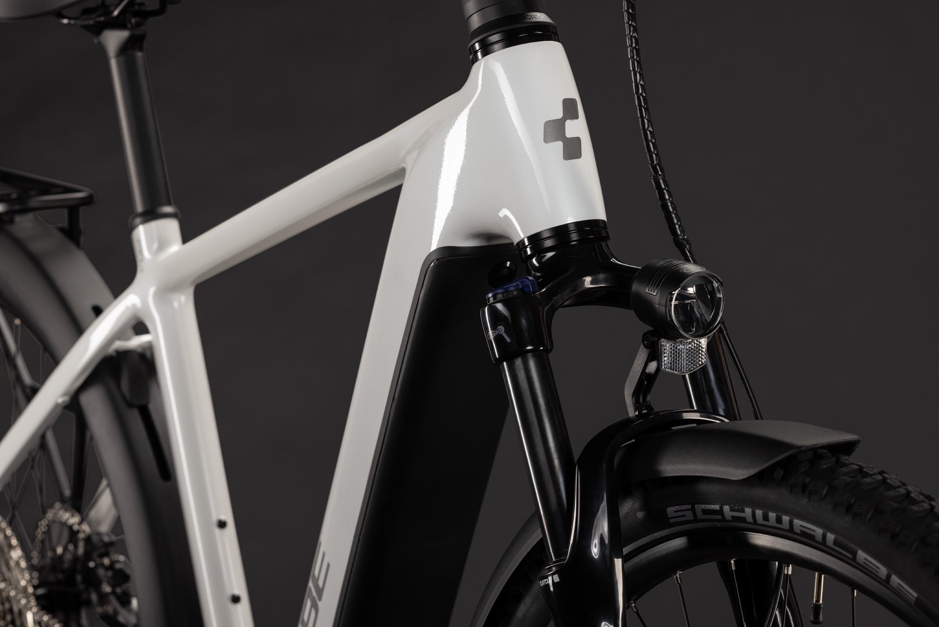CUBE Nuride Hybrid Performance 720 E-Bike in metallicwhite´n´grey, Frontansicht