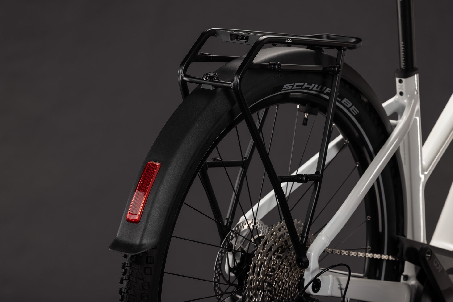 CUBE Nuride Hybrid Performance 720 E-Bike in metallicwhite’n’grey, Heckansicht mit Schutzblech