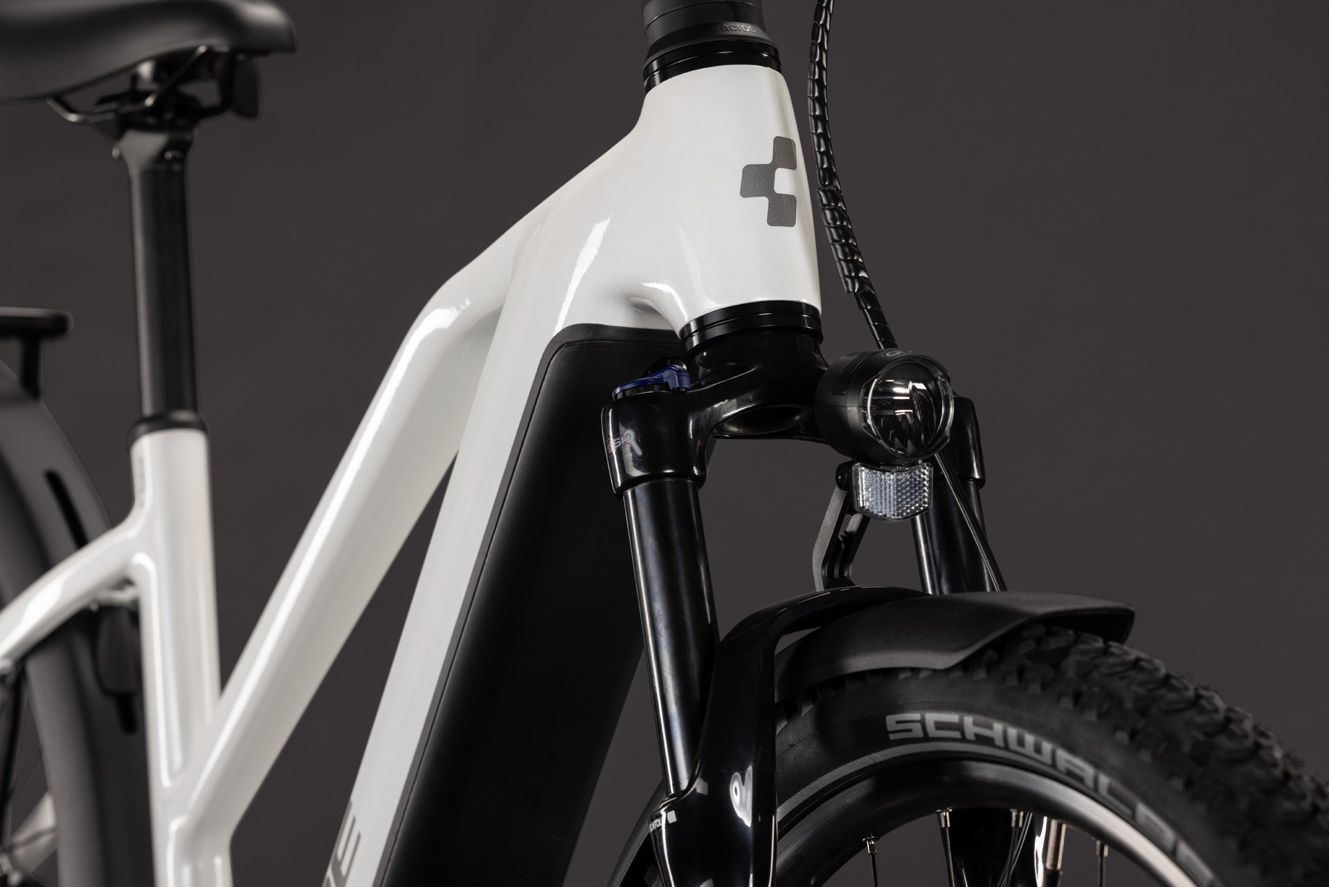 CUBE Nuride Hybrid Performance 720 E-Bike in metallicwhite´n´grey, Frontansicht