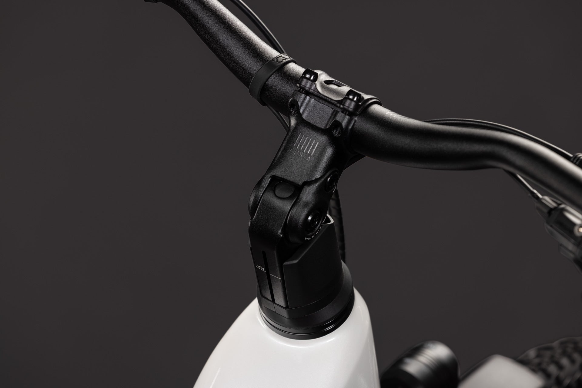 CUBE Nuride Hybrid Performance 720 in metallicwhite´n´grey, Lenker und Vorbau detailnah