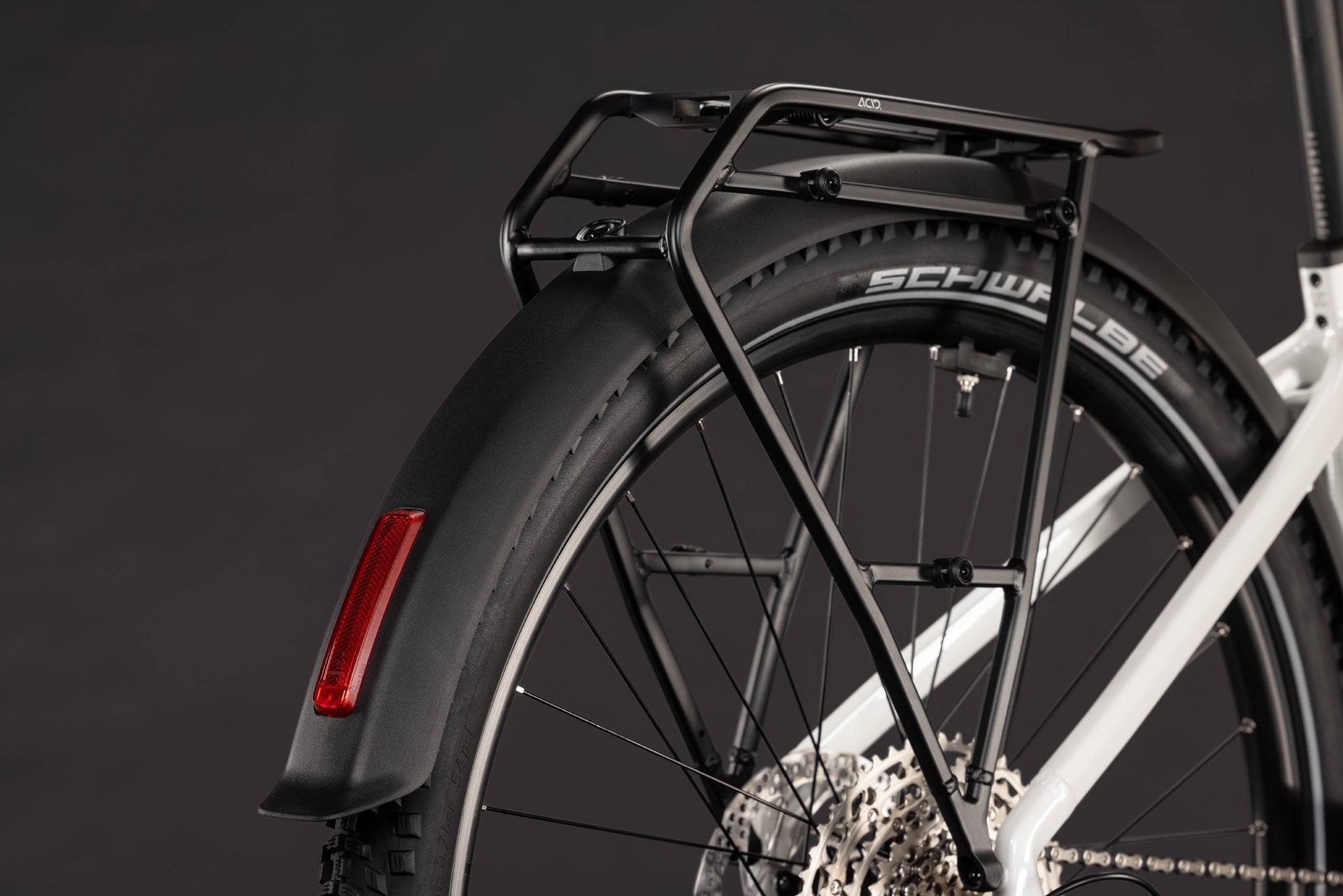 CUBE Nuride Hybrid Performance 720 E-Bike mit Gepäckträger und Schutzblech am Hinterrad