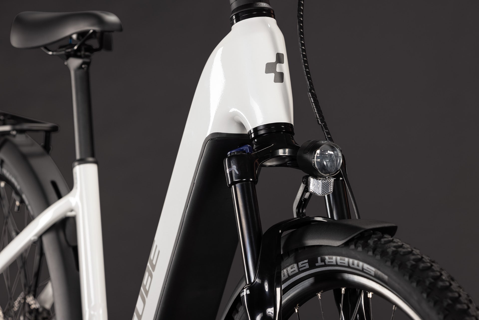 CUBE Nuride Hybrid Performance 720 E-Bike in metallicwhite´n´grey mit Frontansicht