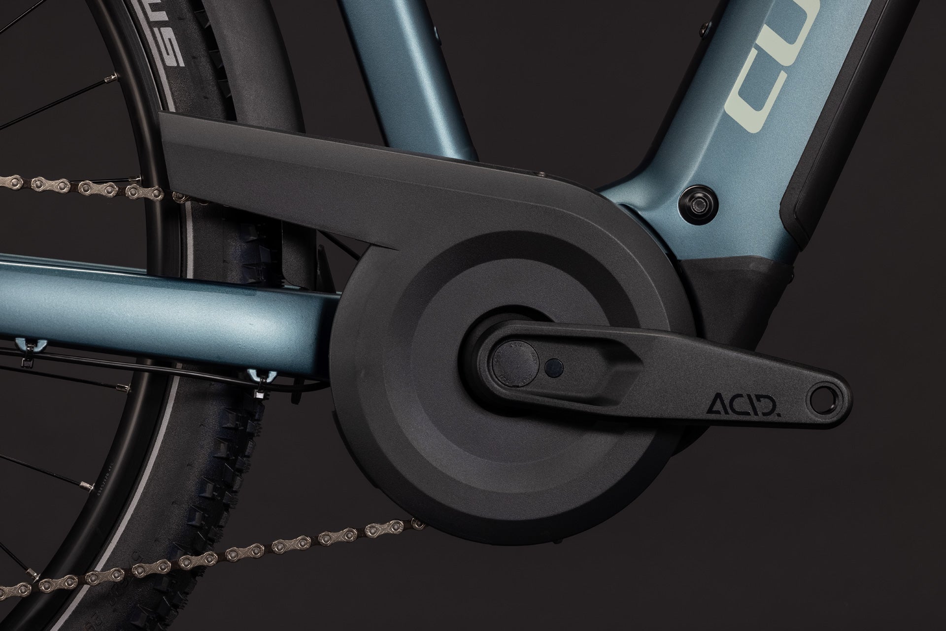 CUBE Nuride Hybrid Pro 800 deepteal´n´blue mit Motor und Kettenblatt am E-Bike-Rahmen