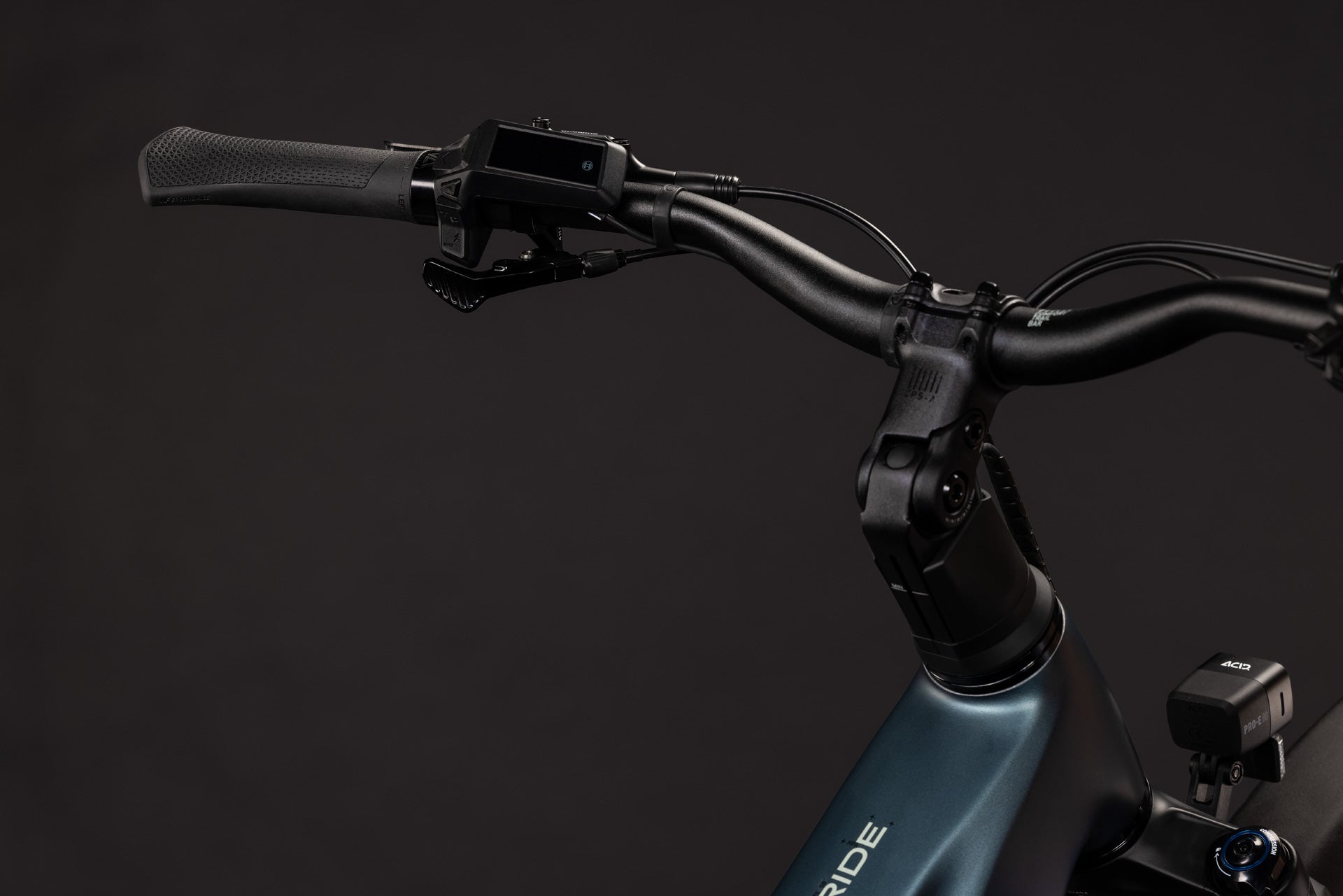 CUBE Nuride Hybrid Pro 800 in Deepteal’n’Blue mit Lenker und Display im Detail