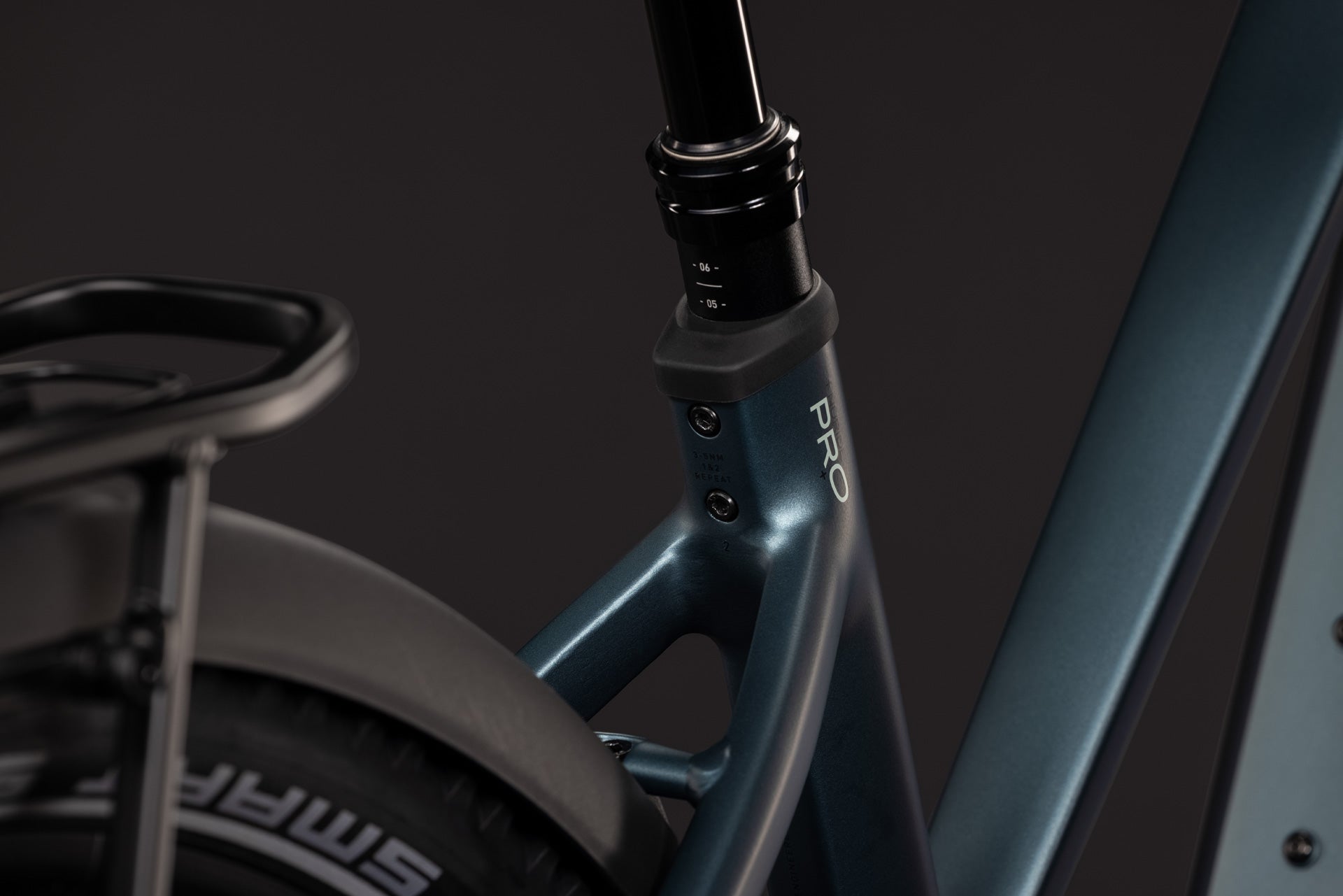 CUBE Nuride Hybrid Pro 800 E-Bike in Deepteal´n´Blue, Detailansicht Rahmen und Sattelstütze