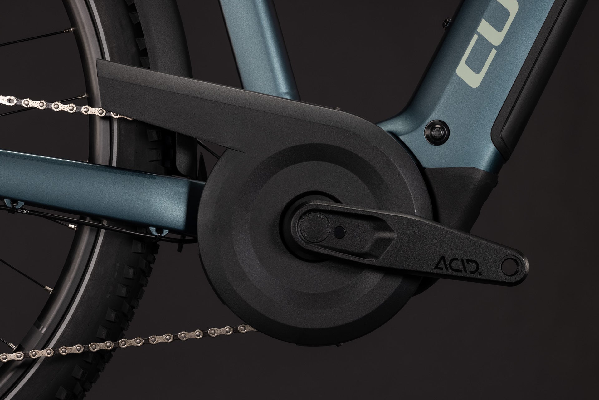 CUBE Nuride Hybrid Pro 800 in Deepteal-Blau mit E-Antrieb und Kettenblattschutz