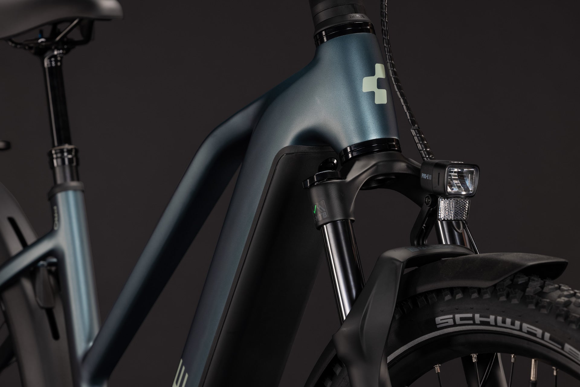 CUBE Nuride Hybrid Pro 800 E-Bike in Deepteal und Blau, Produktdetail vorne