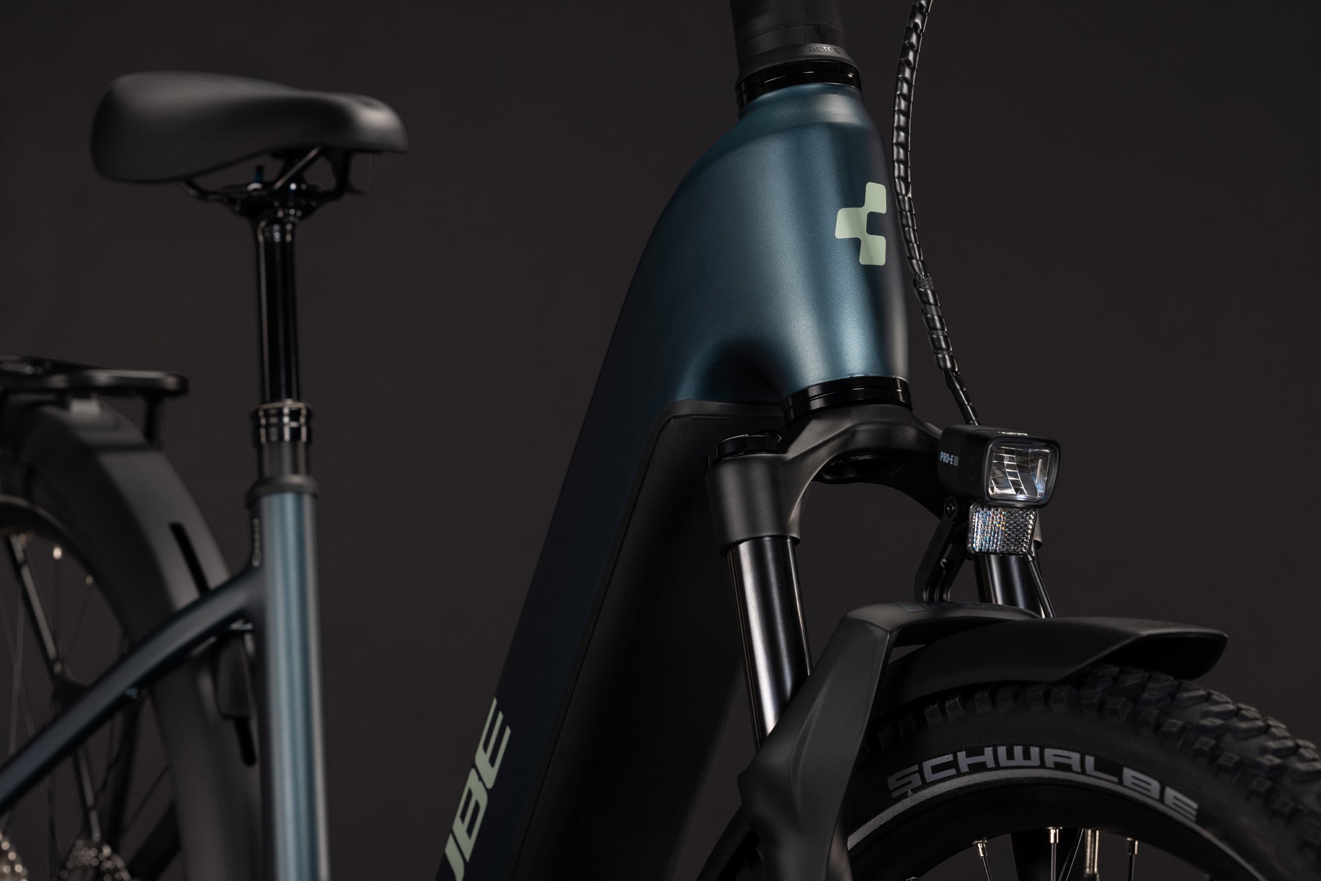 CUBE Nuride Hybrid Pro 800 in deepteal´n´blue mit Frontansicht und Beleuchtung