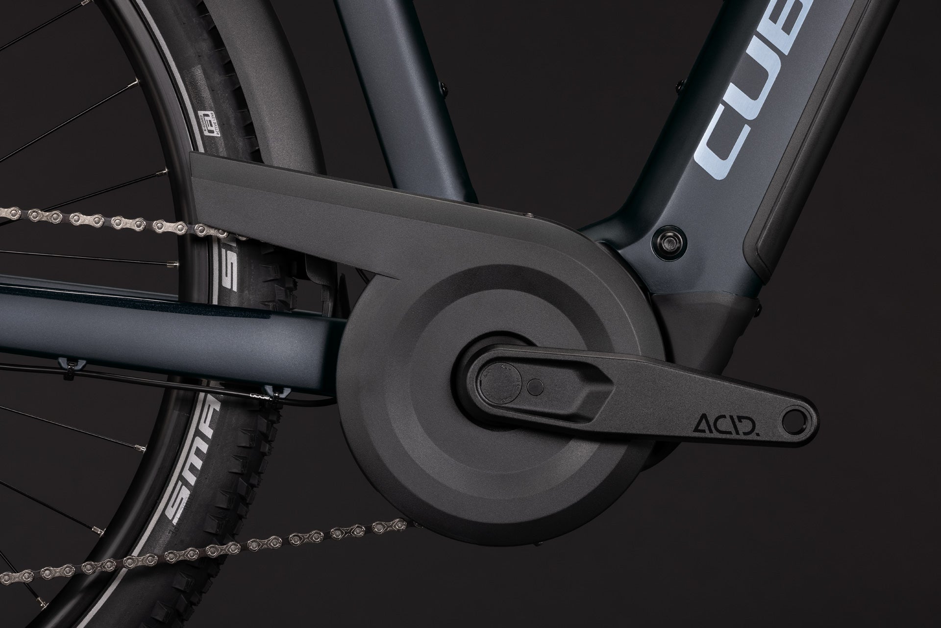 CUBE Nuride Hybrid EXC 800 E-Bike, Detail von Motor, Kette und Rahmen in coal'n'chrome
