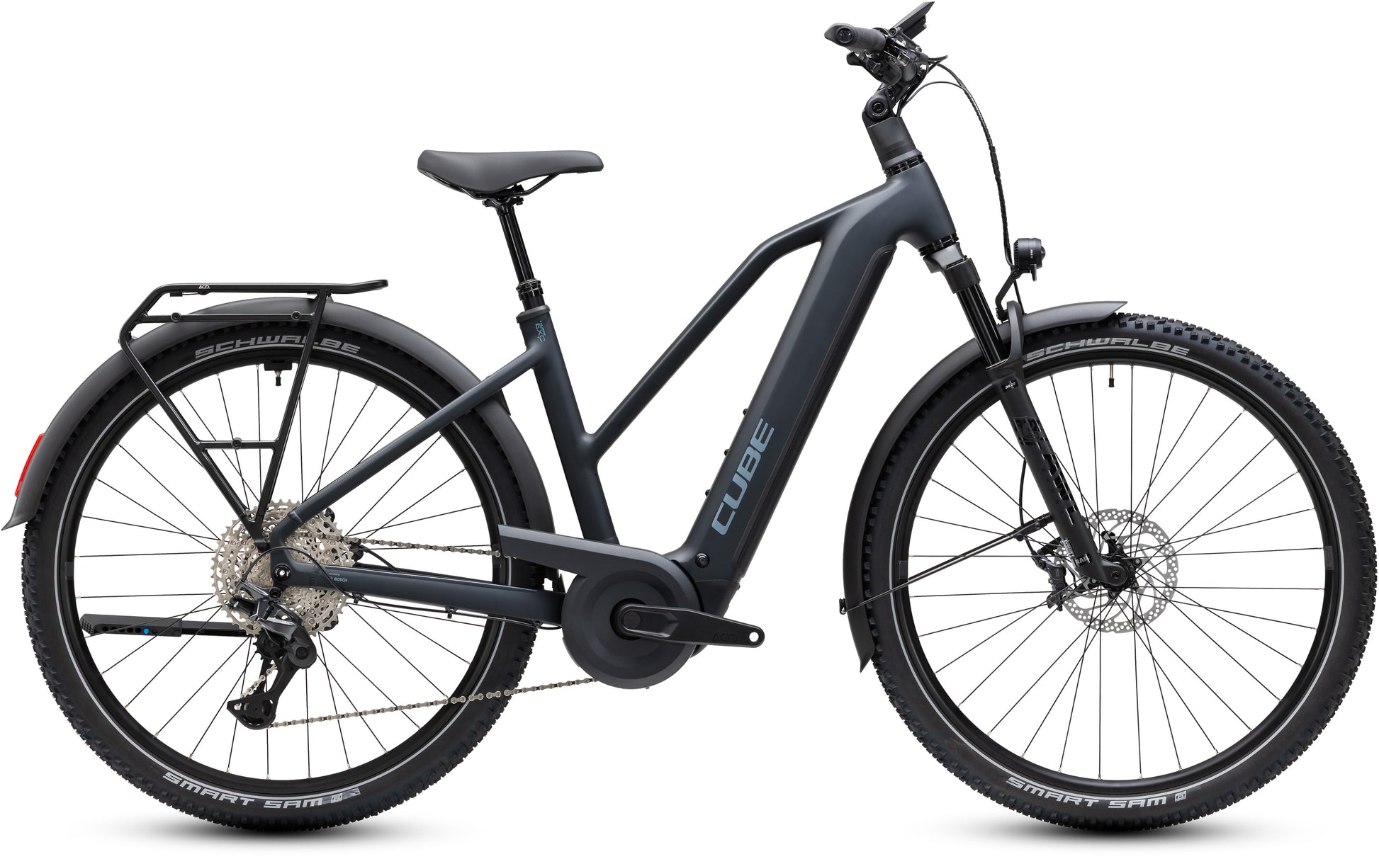CUBE Nuride Hybrid EXC 800 E-Bike in coal´n´chrome, Seitenansicht mit Gepäckträger und Federgabel